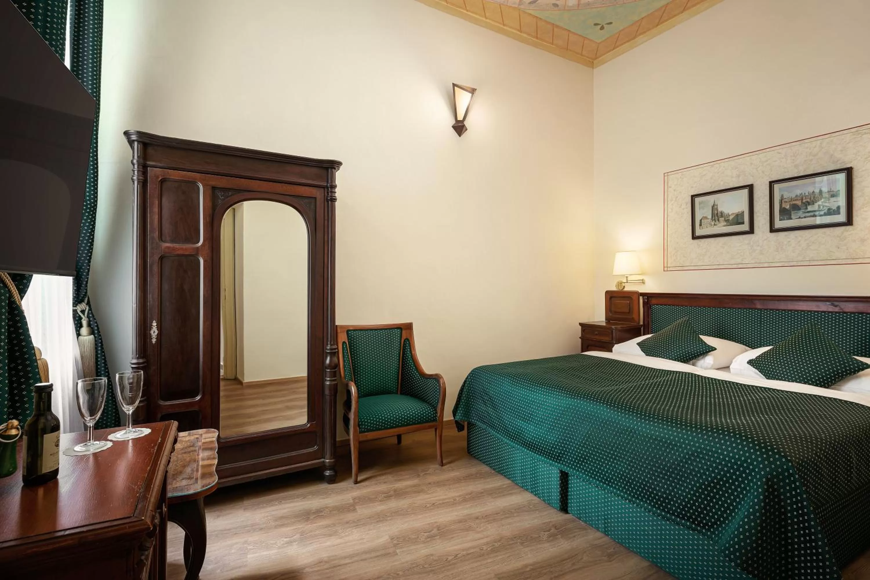 Seating area, Bed in The Charles