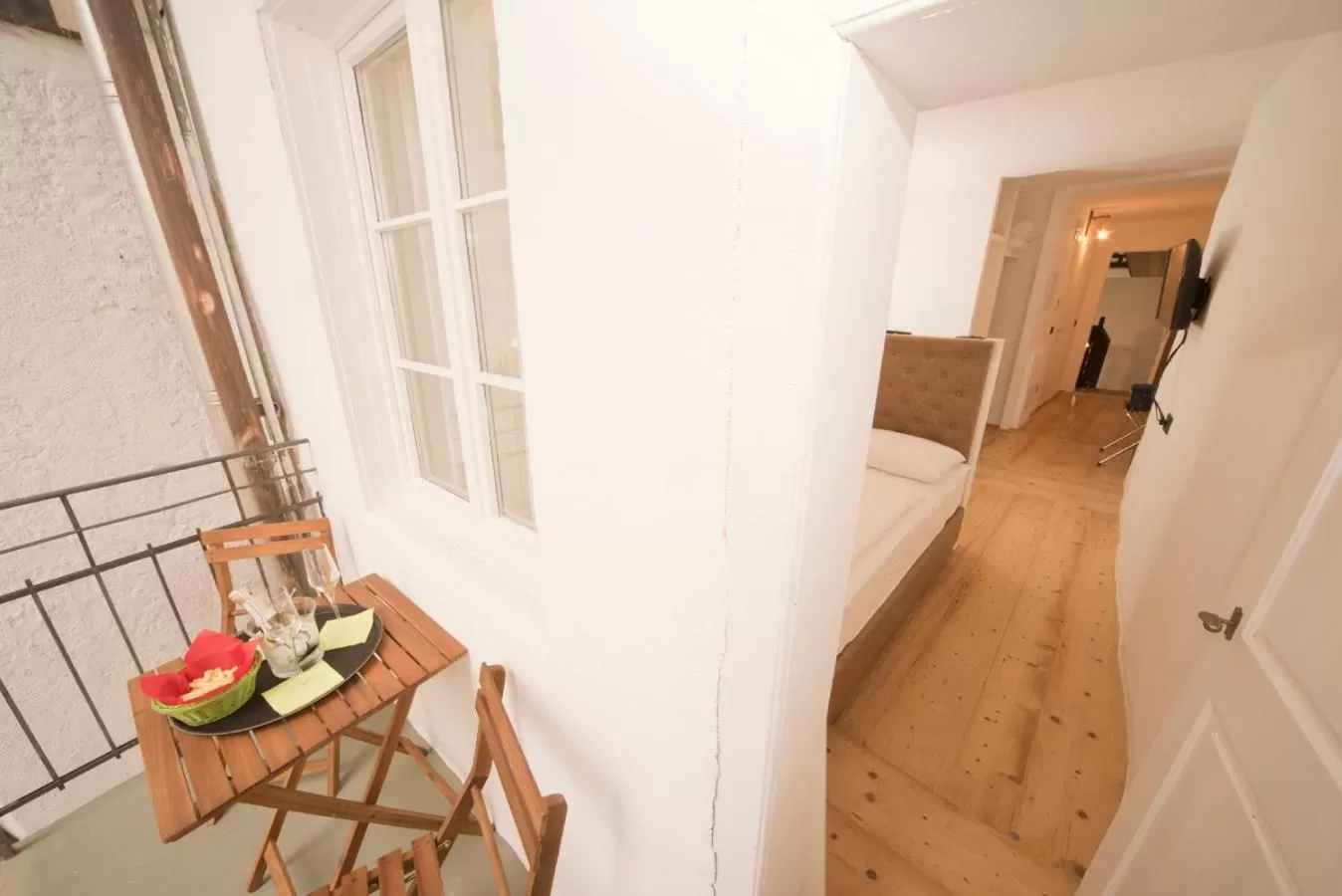 Sir Thomas Bed and More