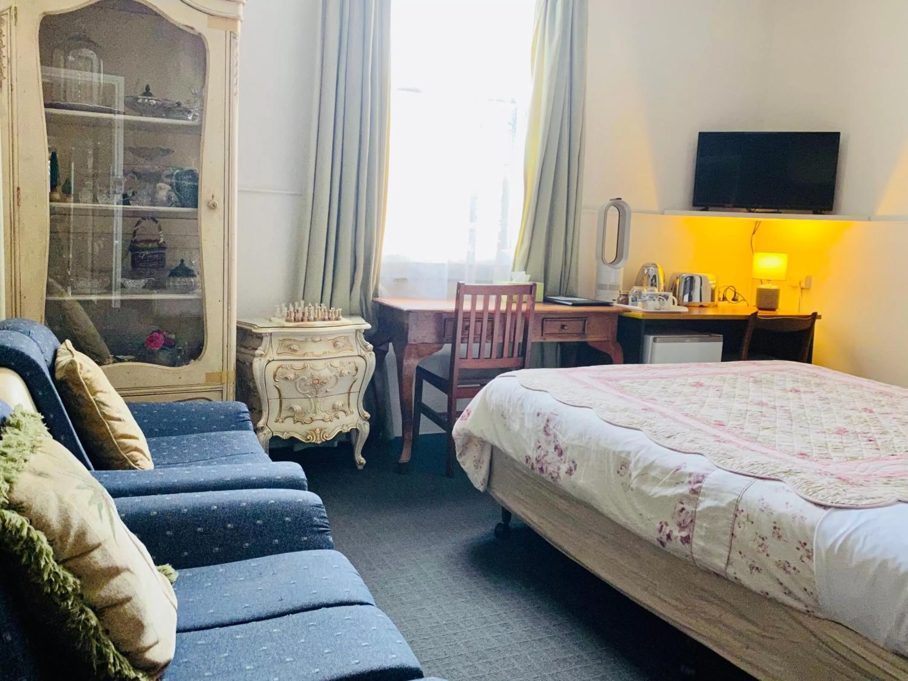 Bed in The Mews Motel