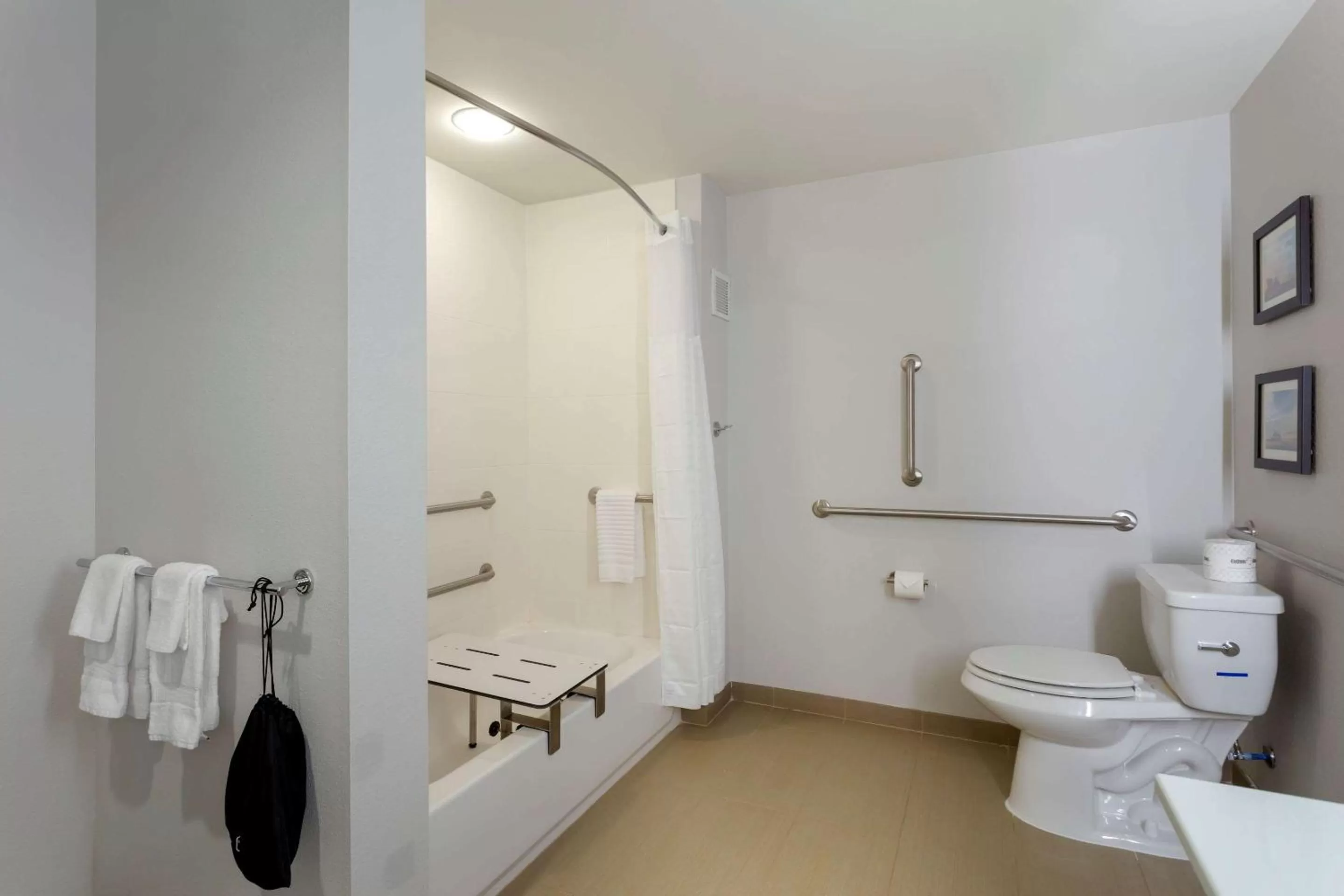 Photo of the whole room in Comfort Inn Jonesboro