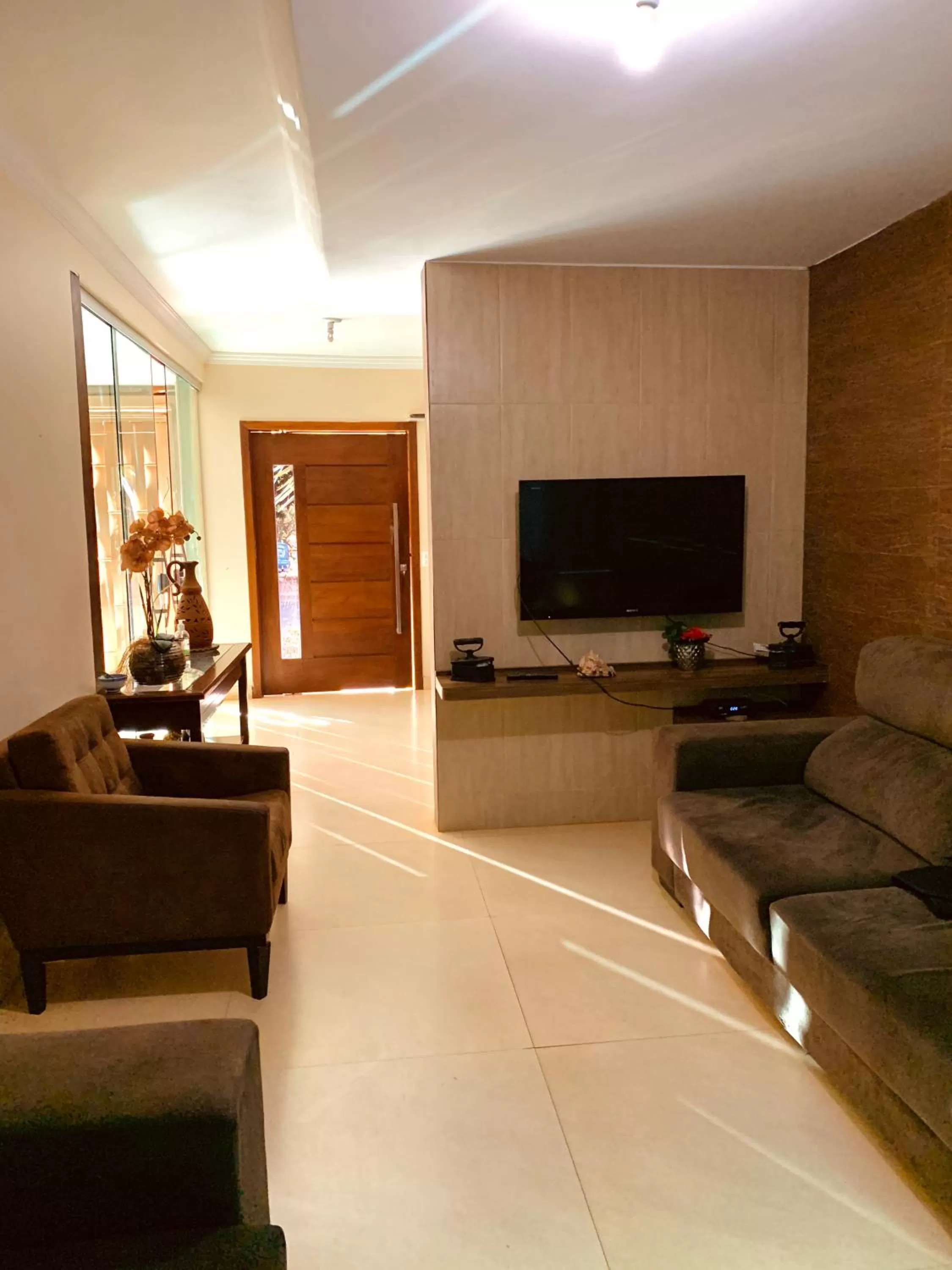 Communal lounge/ TV room in Pousada Jardim Brasília