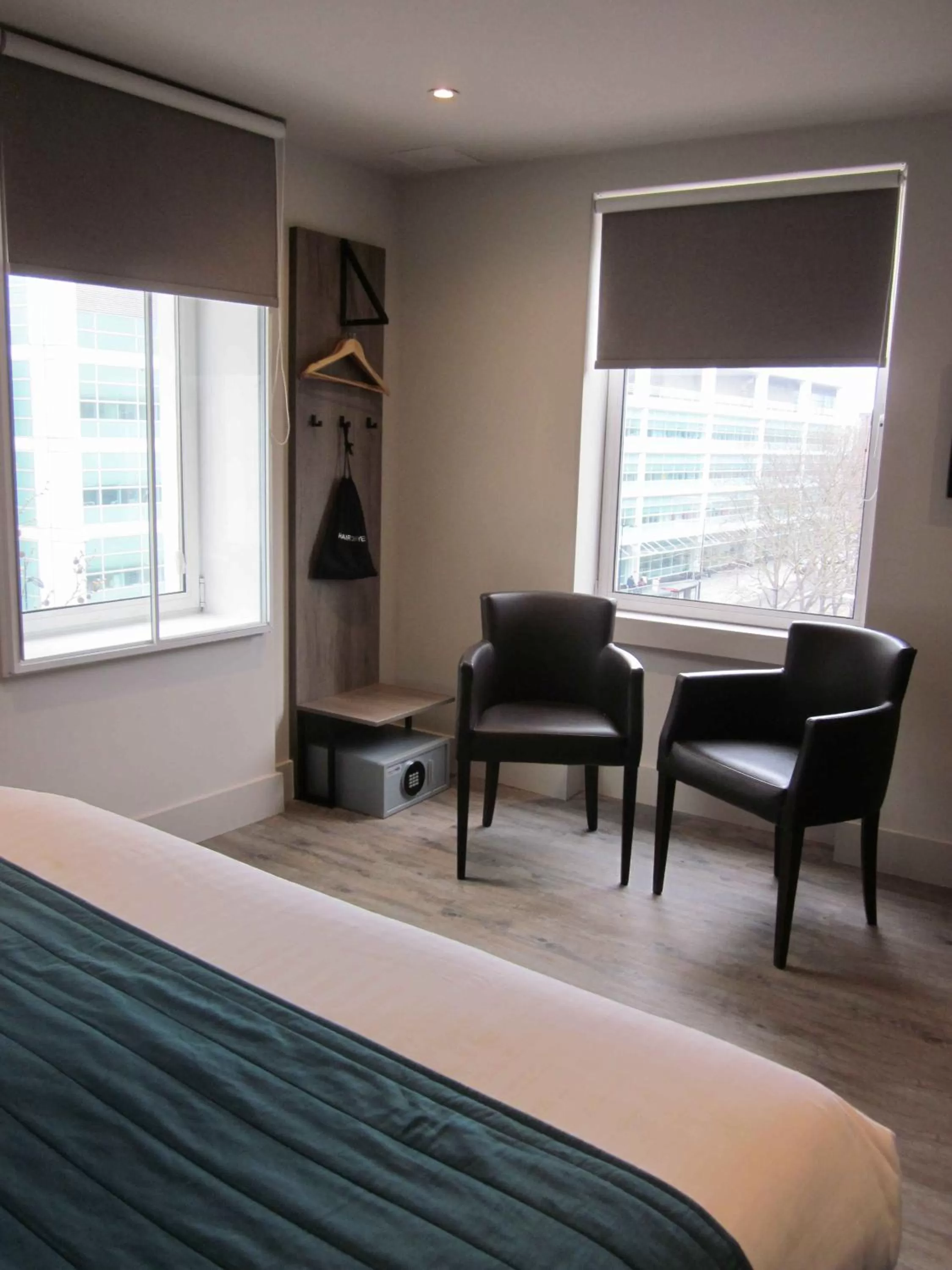 Seating area, Bed in Euston Square Hotel