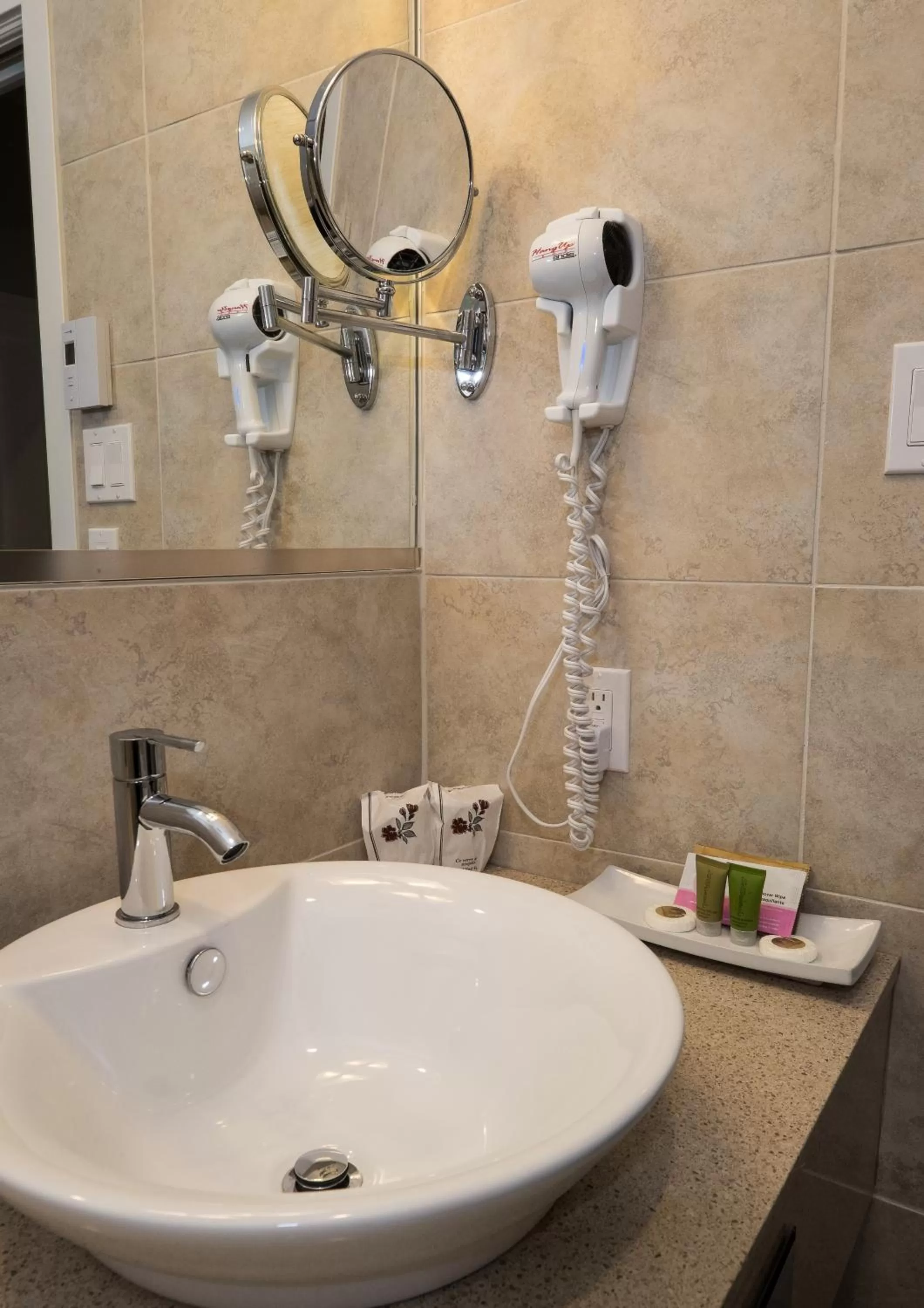 Bathroom in Hôtel et Pavillons Le Petit Manoir du Casino