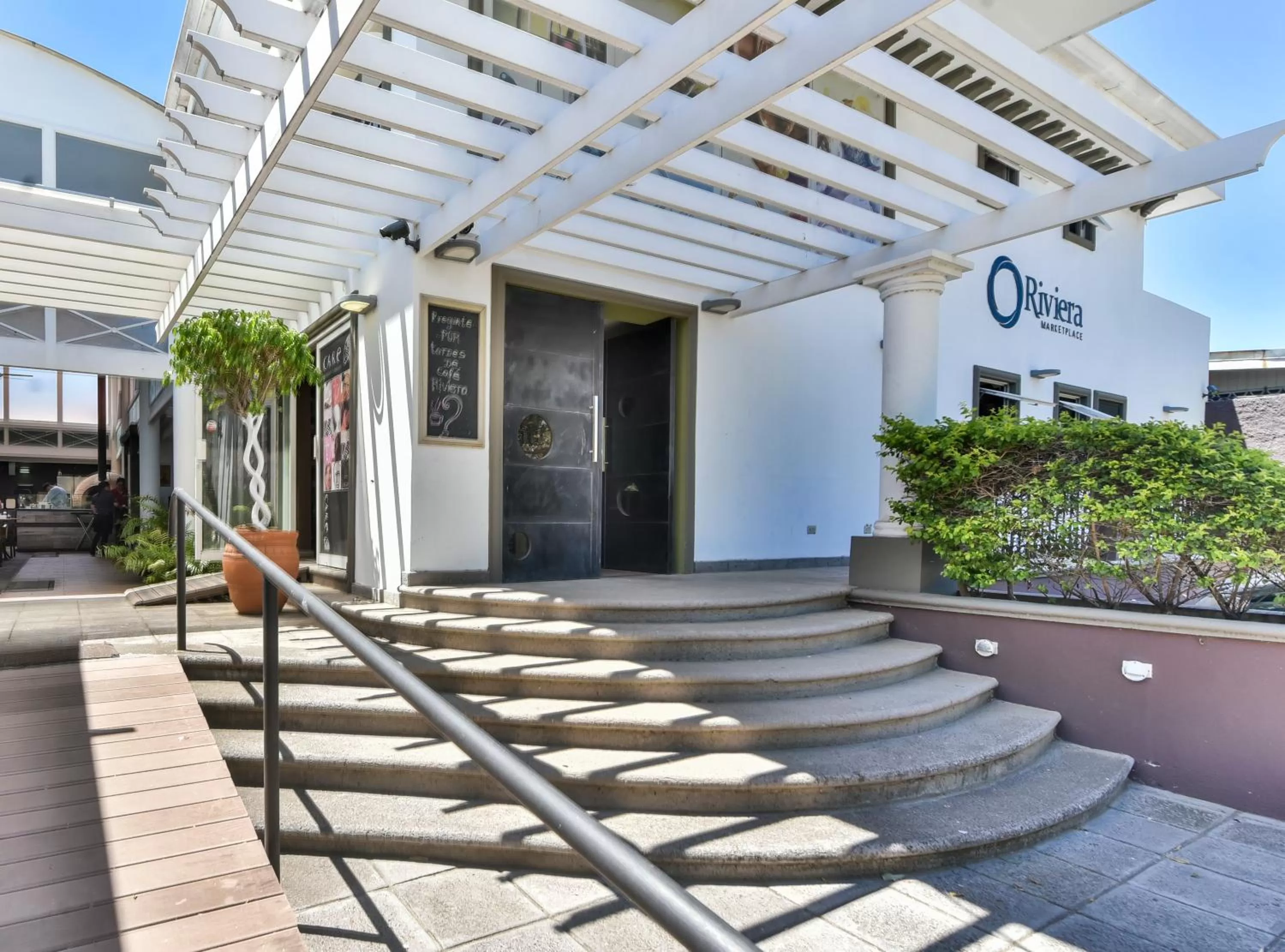 Facade/entrance in La Riviera Hotel