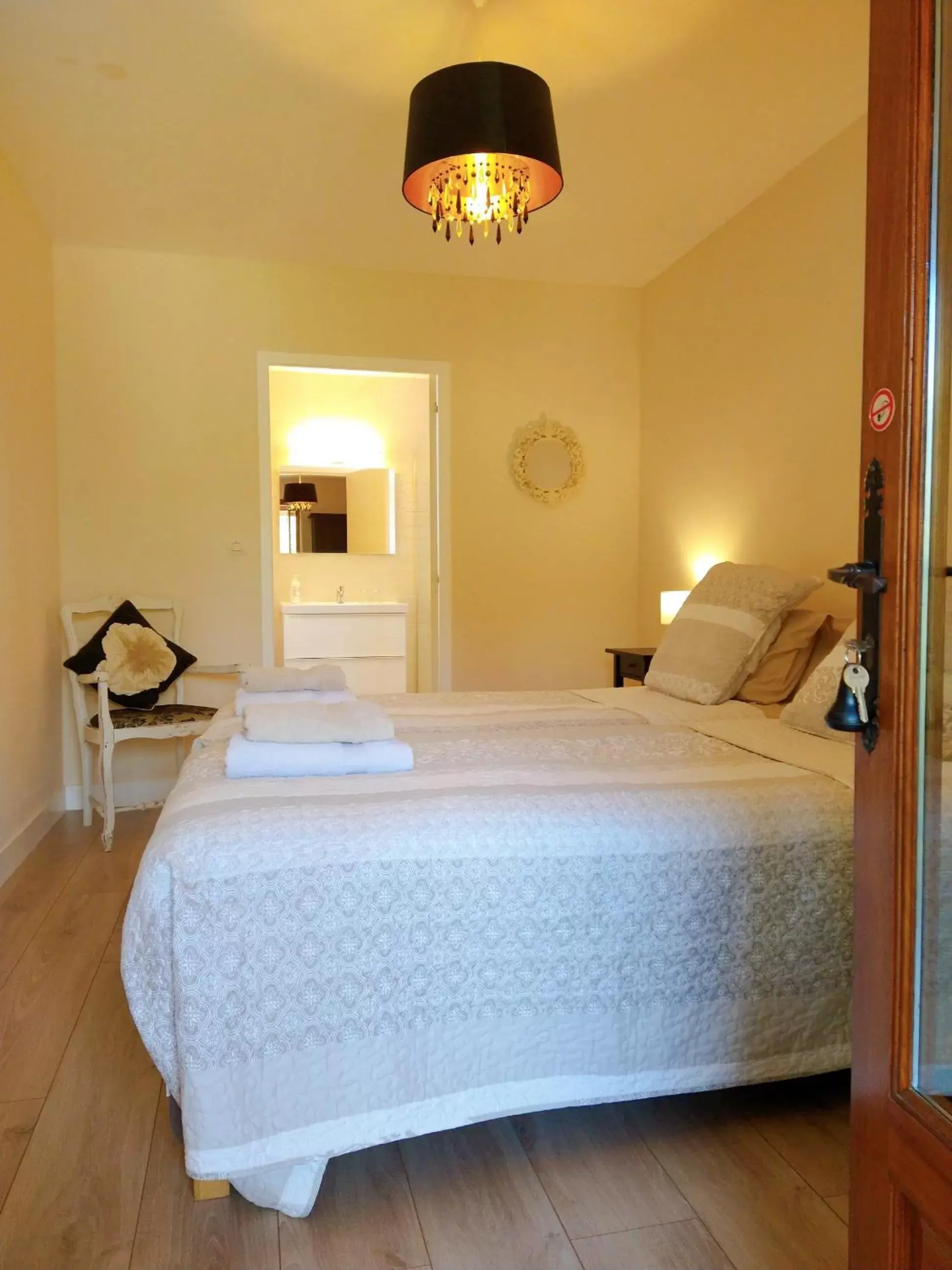 Twin Room with Private Bathroom in La Colline - Chambre d'hôtes - B&B Twin Room with Private Bathroom in La Colline - Chambre d'hôtes - B&B