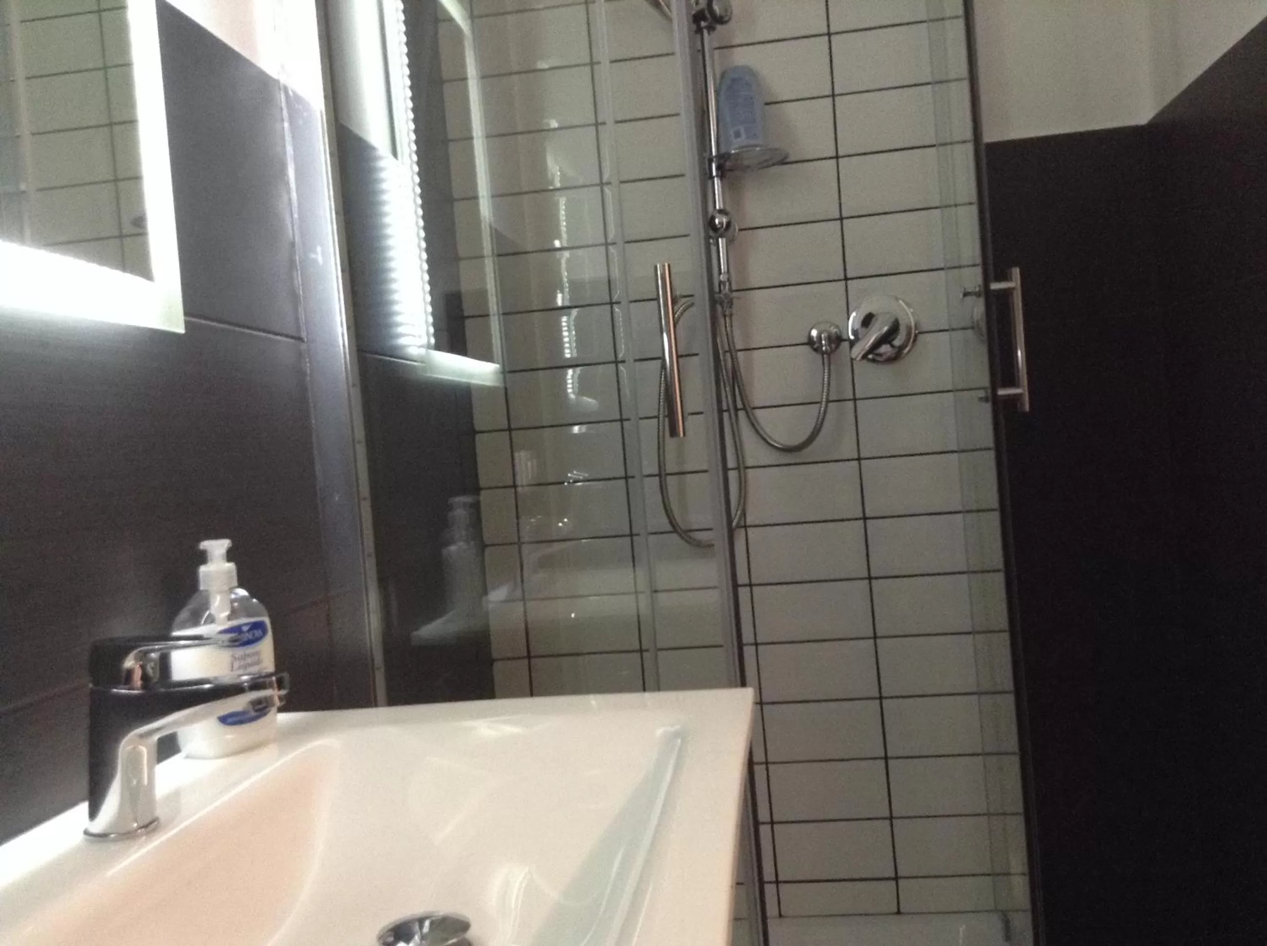 Bathroom in Black & White G&G