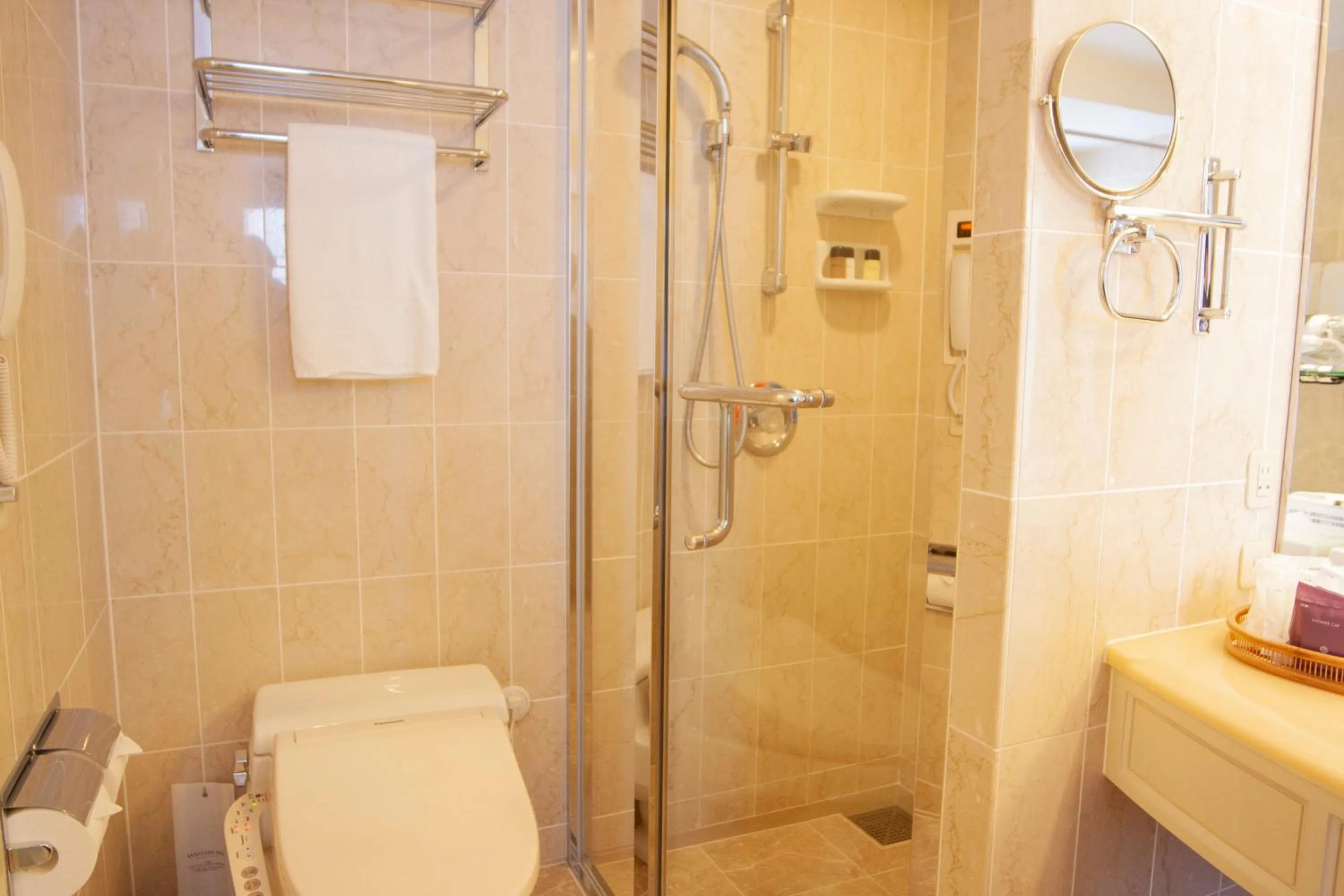 Shower in Hotel New Otani Makuhari