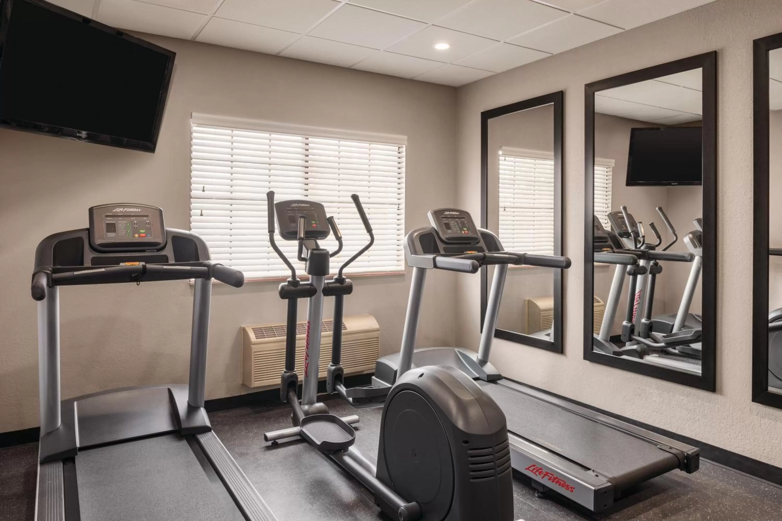 Fitness centre/facilities in Country Inn & Suites by Radisson, Chicago-Hoffman