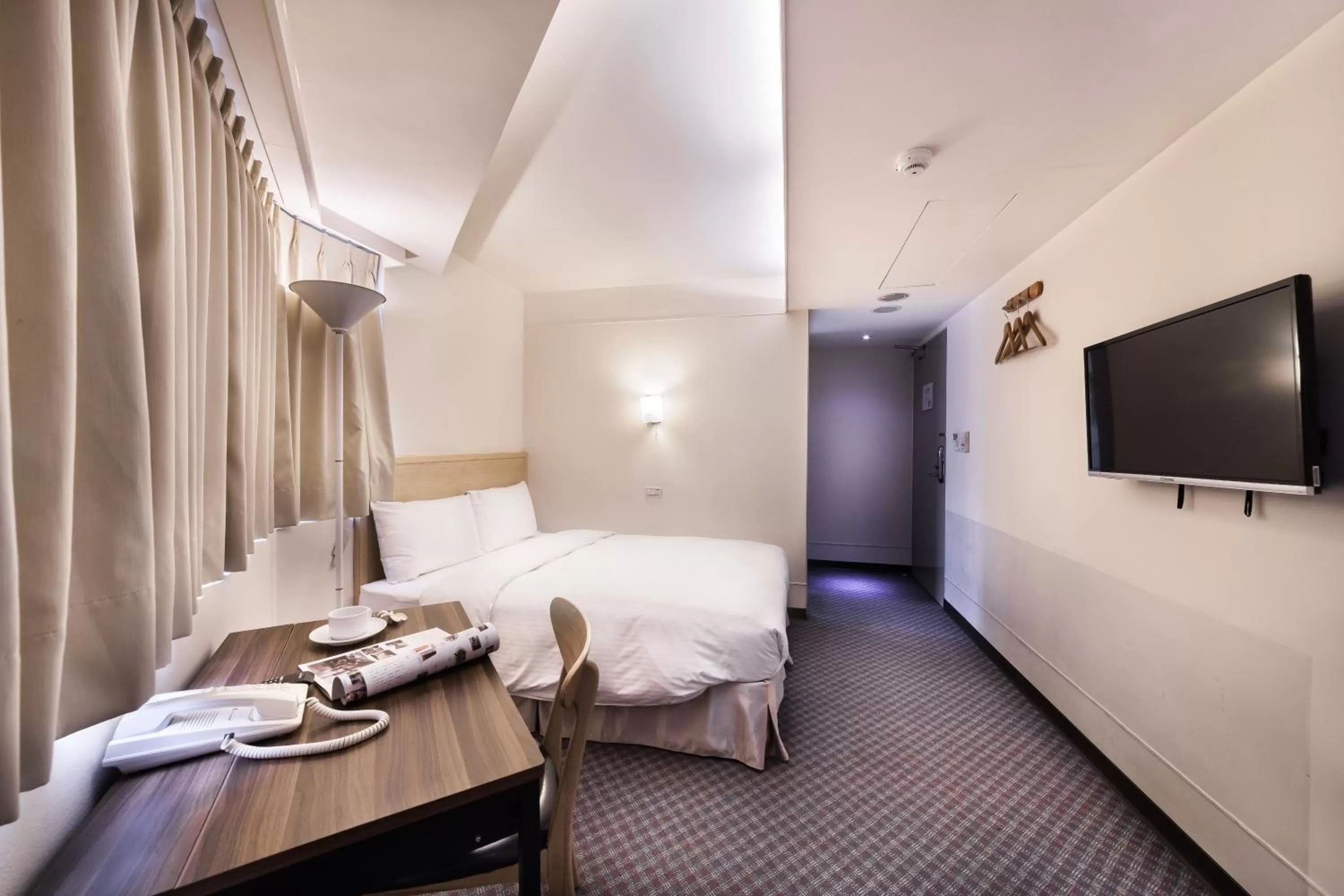 Photo of the whole room, Bed in Green World Linsen