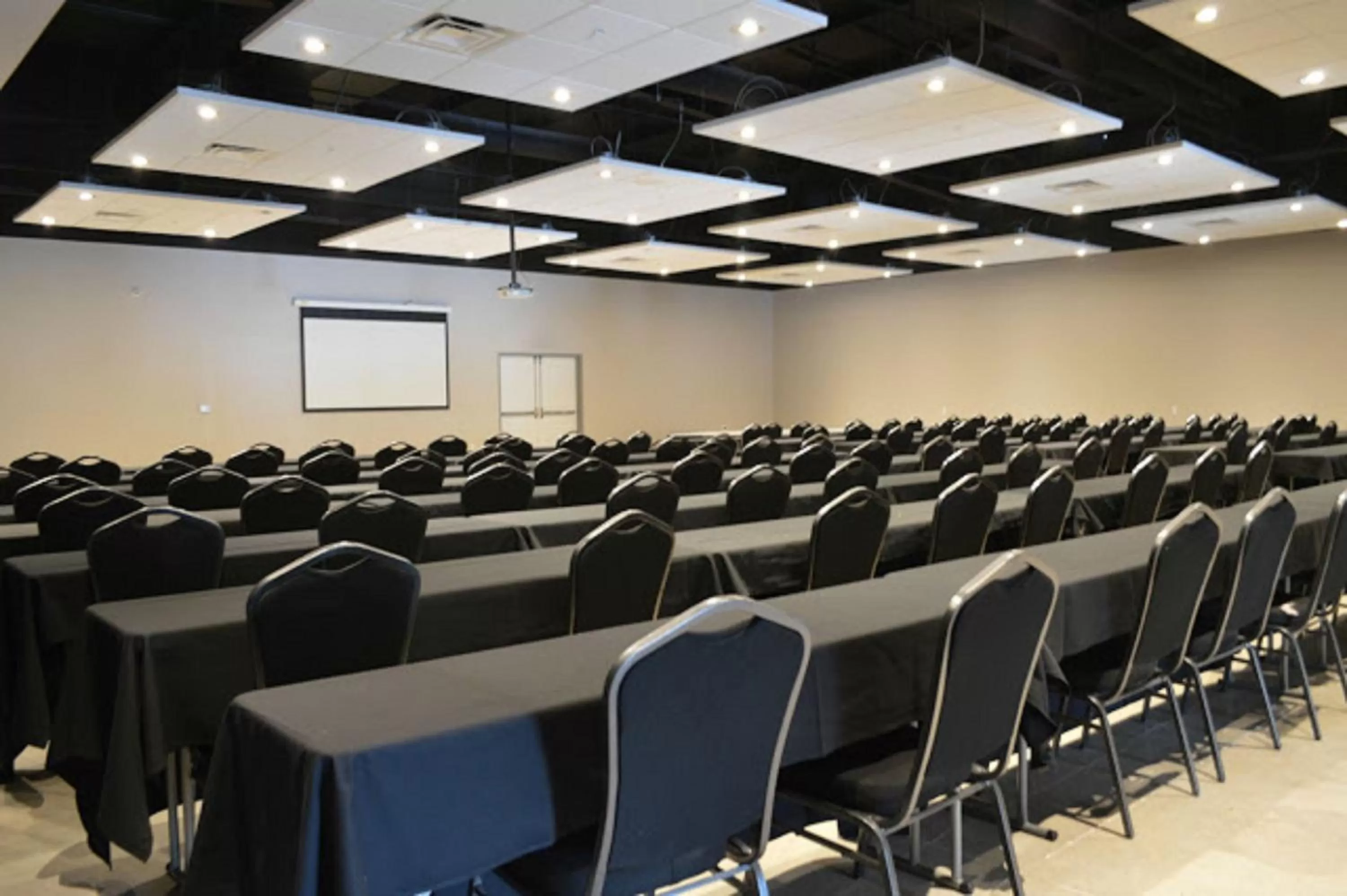 Meeting/conference room in Holiday Inn Express & Suites Tulsa NE, Claremore by IHG