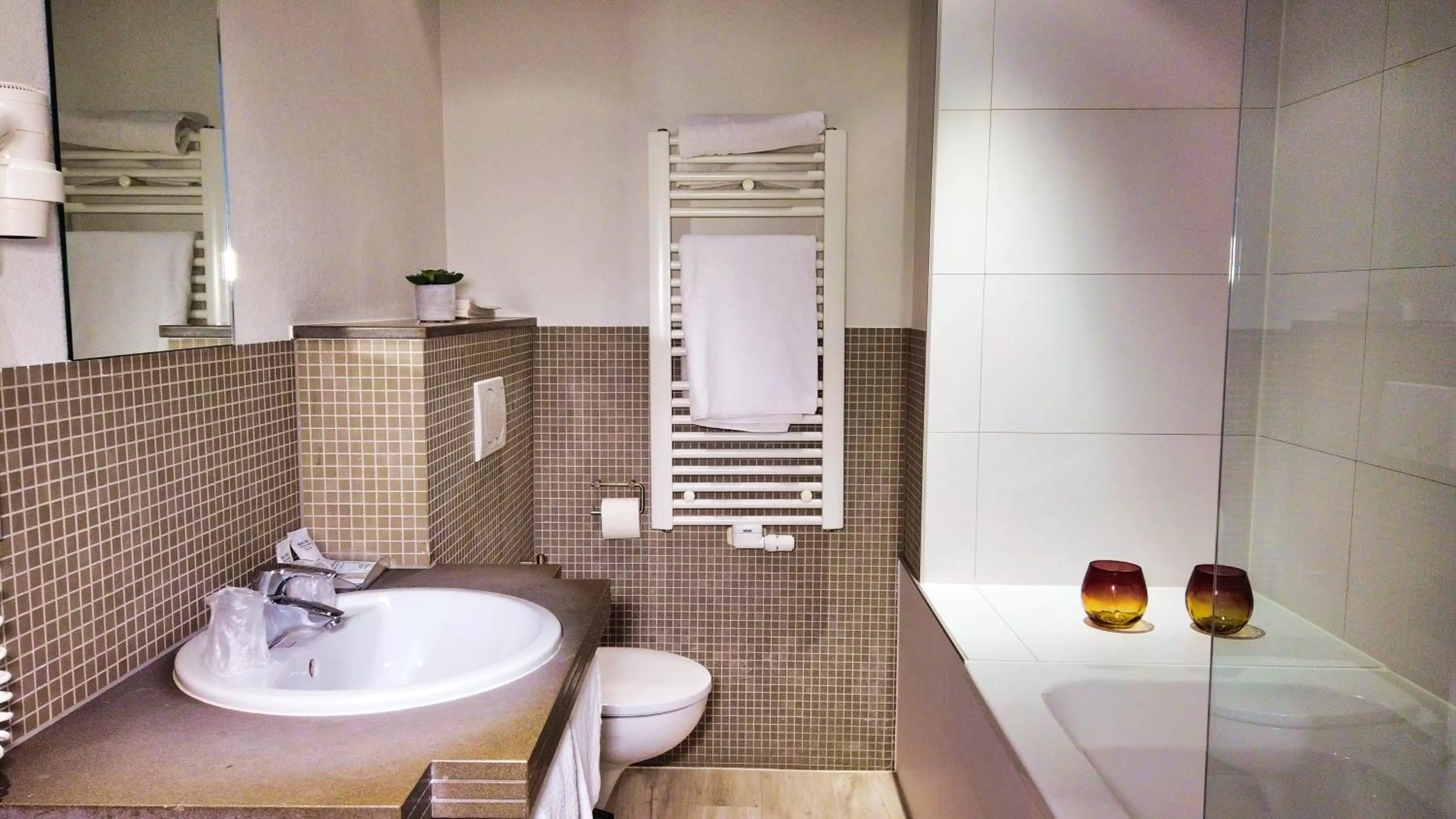 Shower in Hotel Bliss