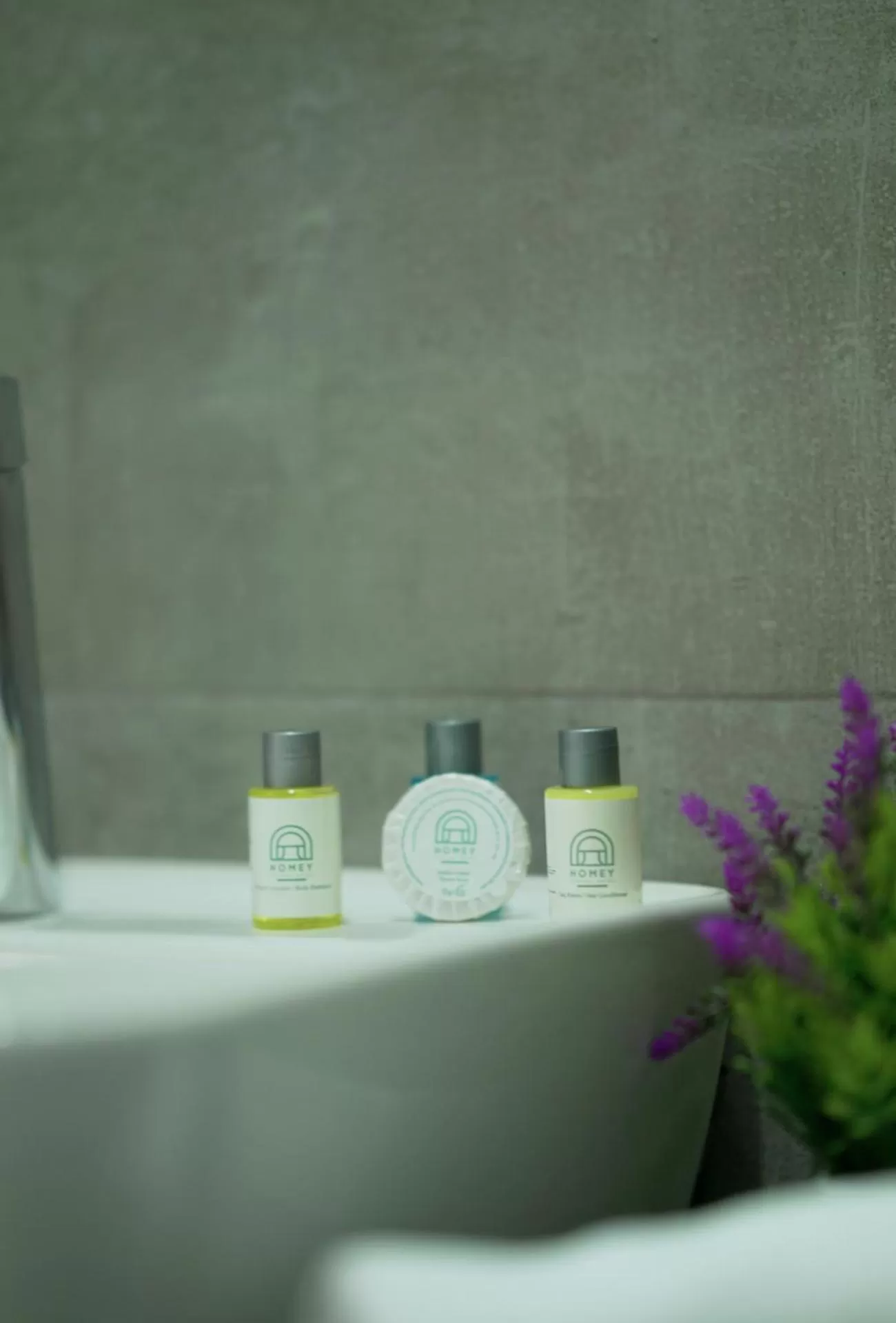 Bathroom in Homey AirPort Hotel