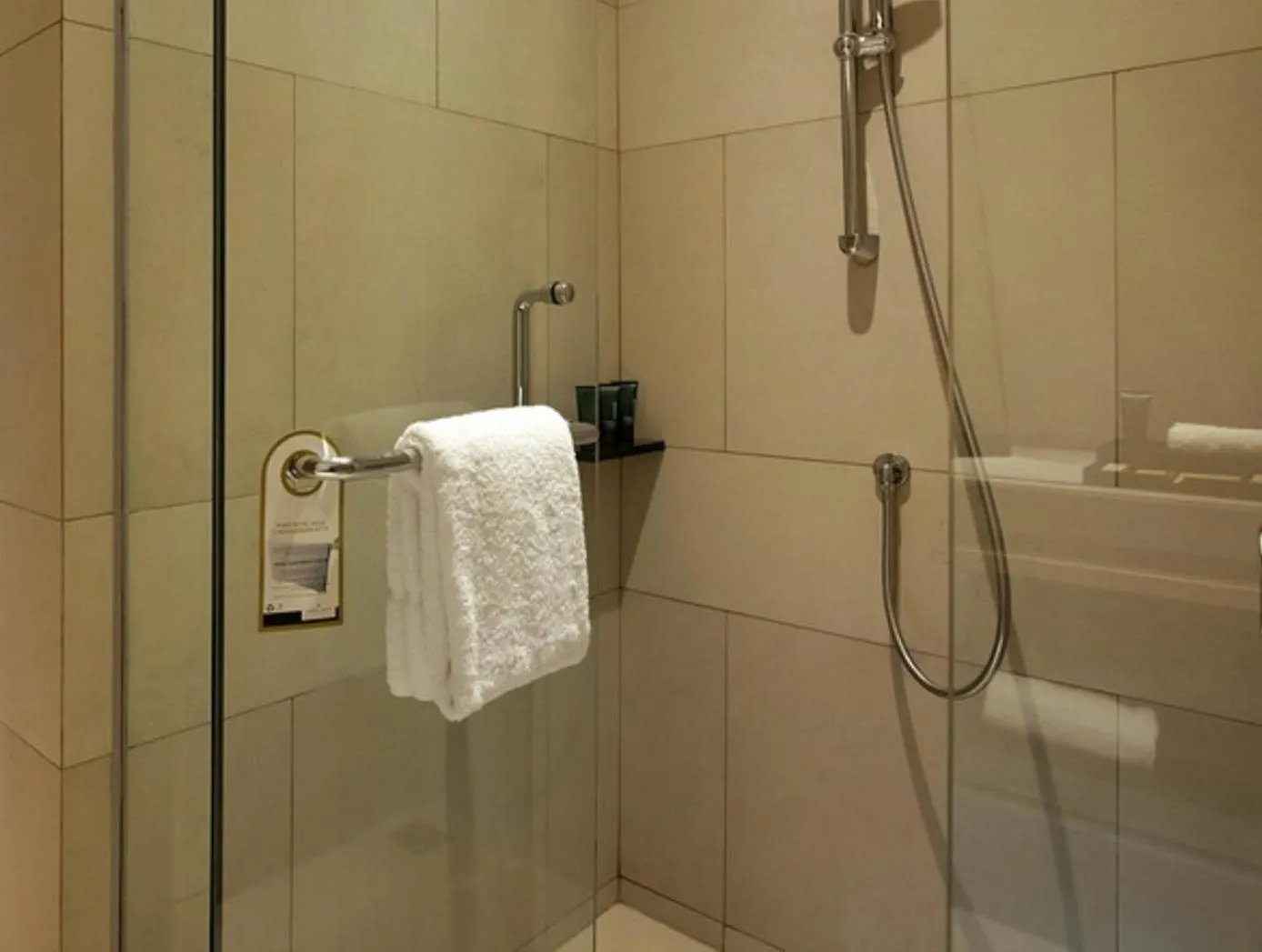 Shower in Royal Tulip Gunung Geulis Resort and Golf