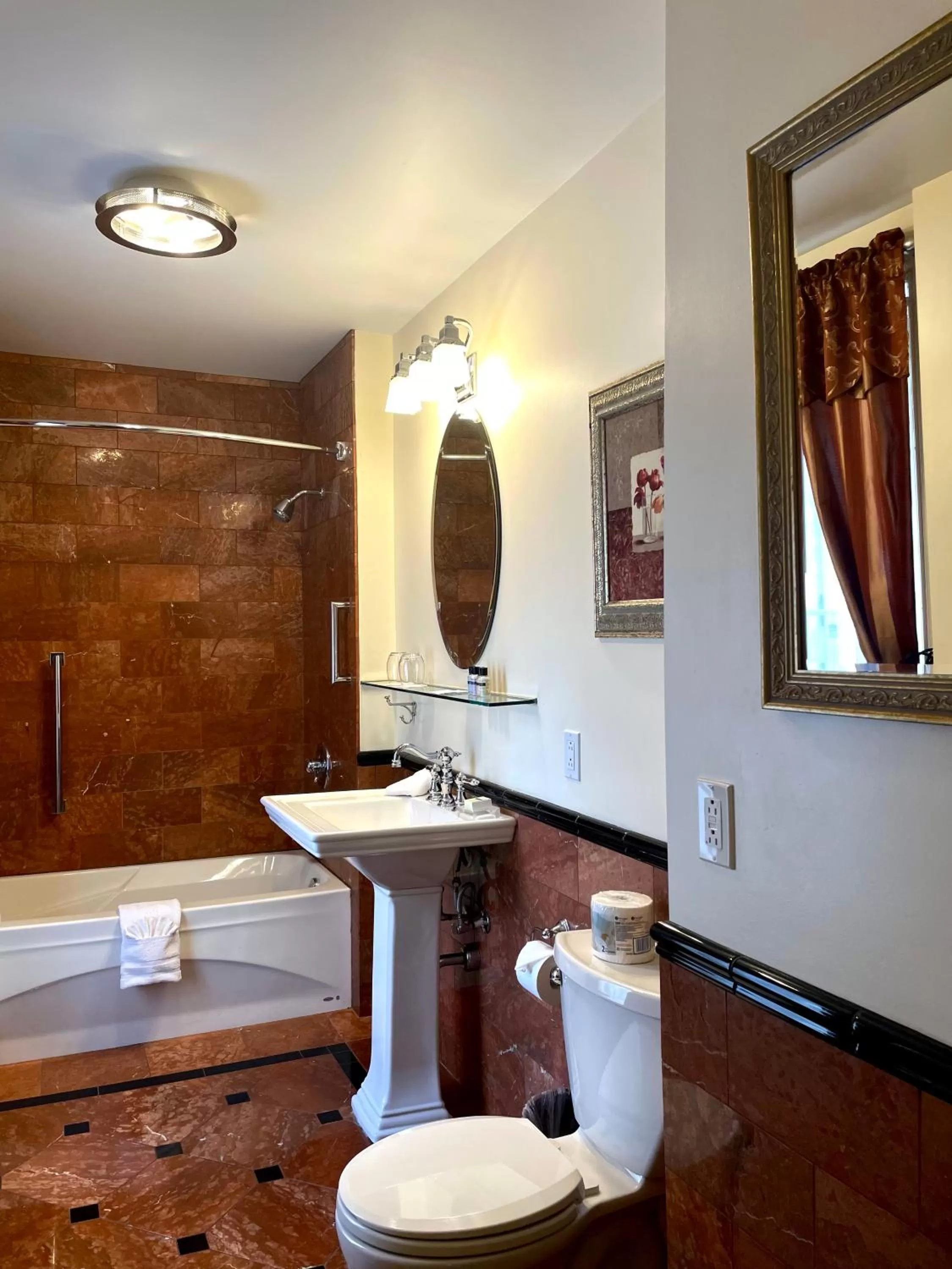 Photo of the whole room in Hotel Manoir D'Auteuil - Par Aneyro