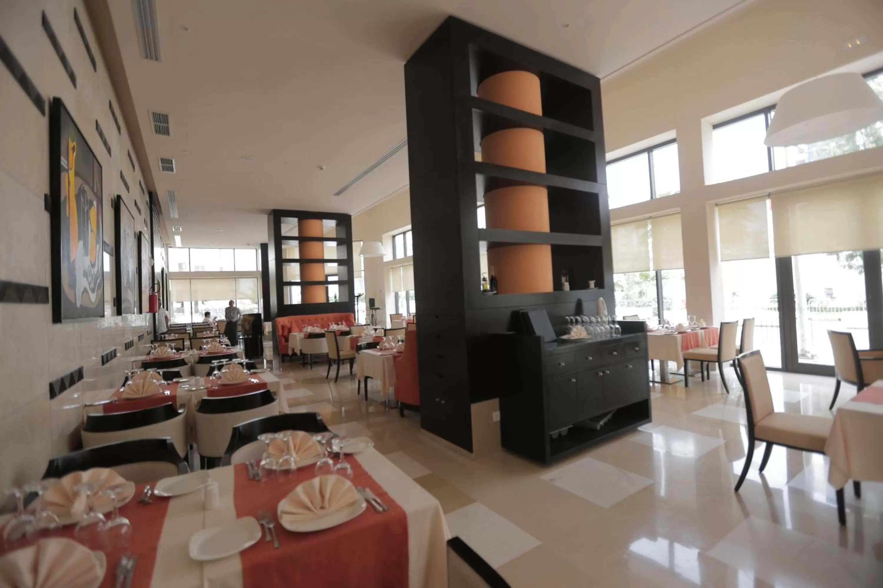 Restaurant/places to eat in Le Corail Suites Hotel