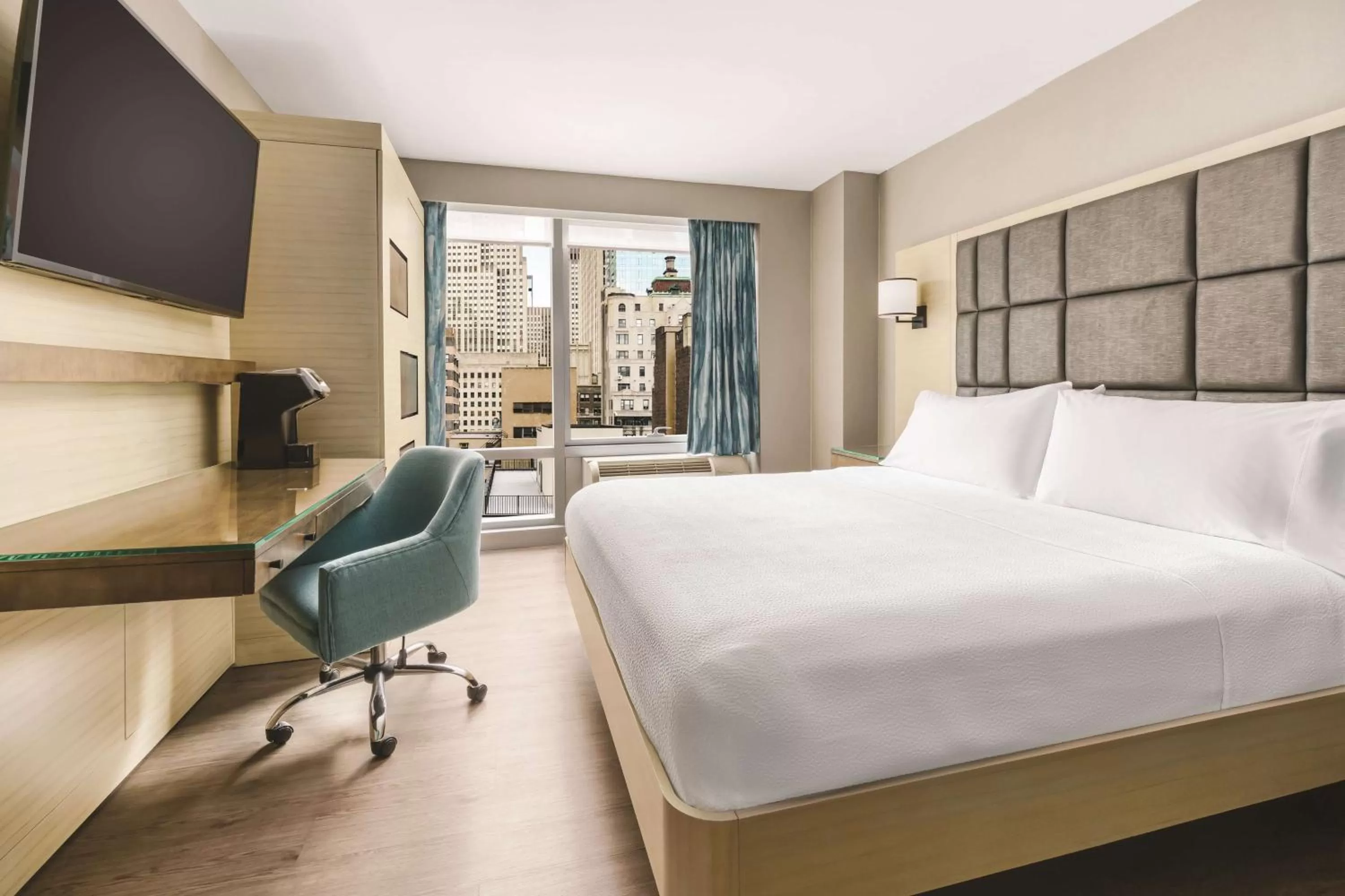 Bedroom, Bed in Hilton Garden Inn New York Times Square North