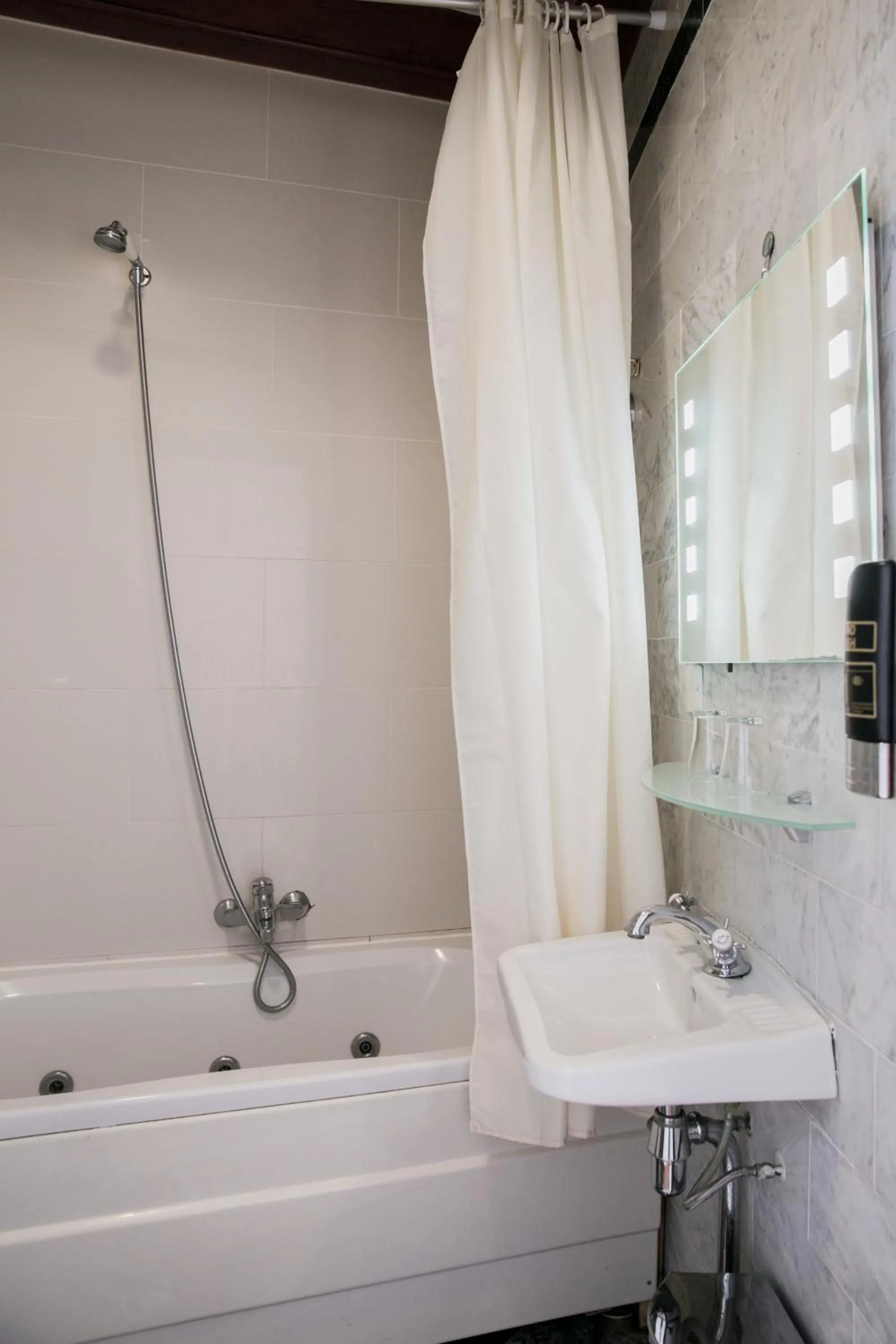 Shower in Hotel Atlanta