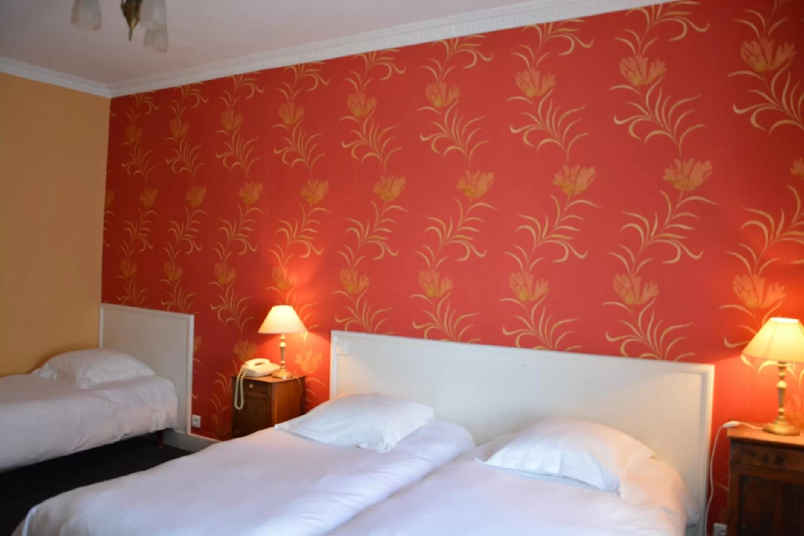 Photo of the whole room, Bed in The Originals Boutique, Hôtel Terminus, Bourg-en-Bresse Gare