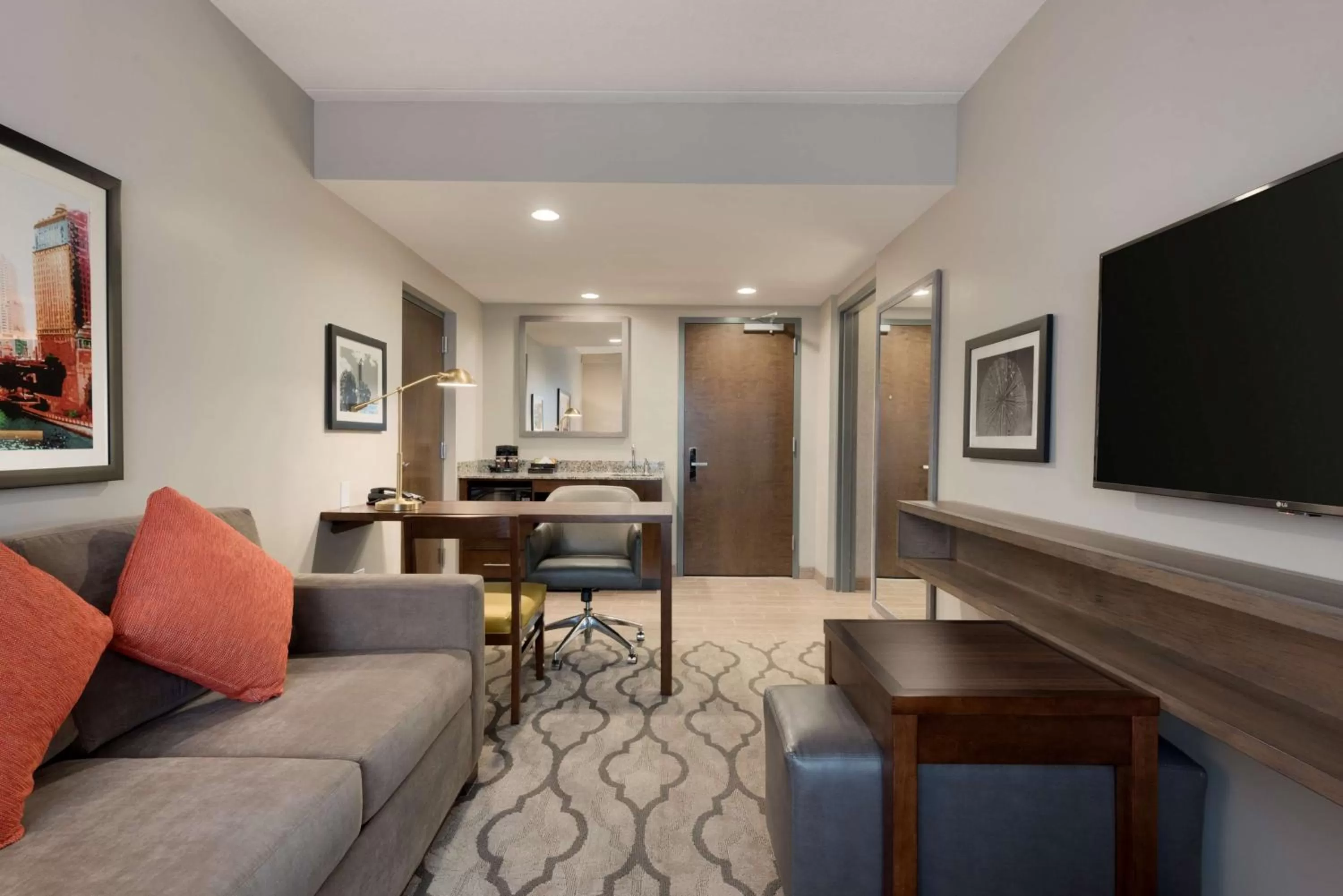Living room in Embassy Suites by Hilton Chicago Naperville