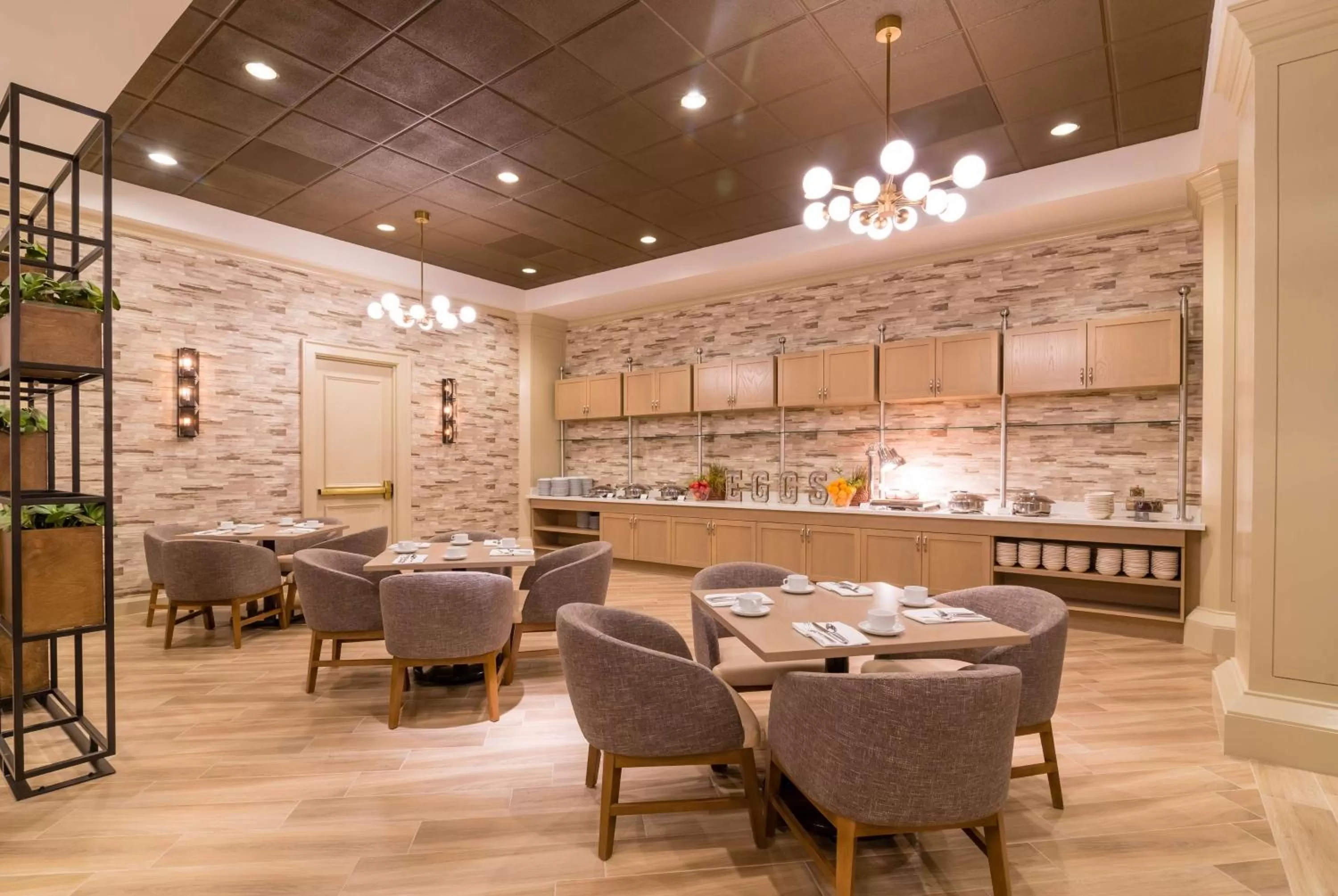 Dining area in DoubleTree by Hilton San Diego-Mission Valley