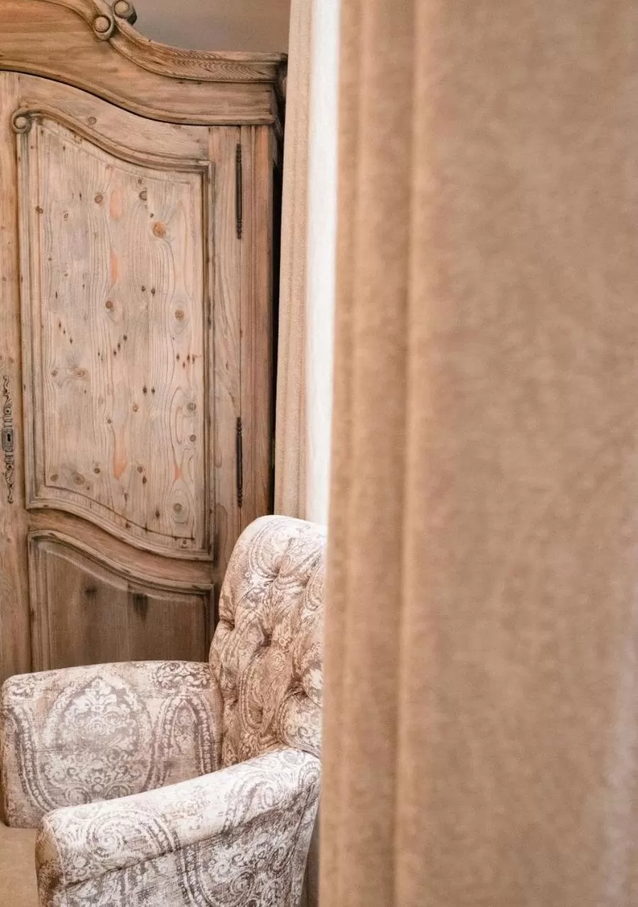 Seating area in Logis Hotel De France