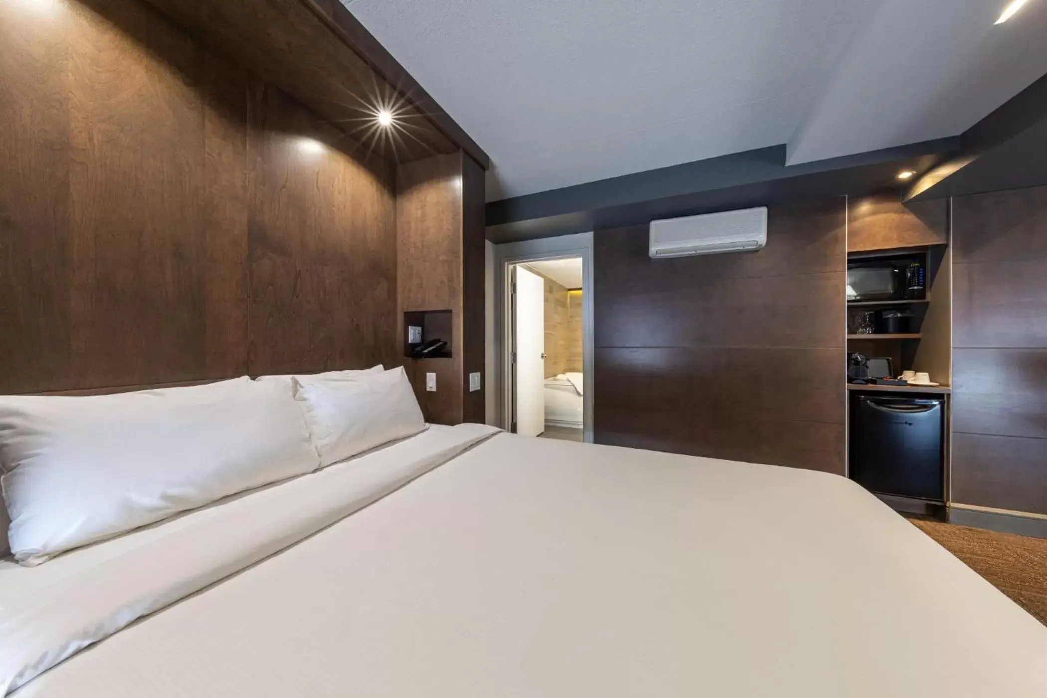 Deluxe Queen Studio in Hôtel & Suites Normandin Québec Deluxe Queen Studio in Hôtel & Suites Normandin Québec