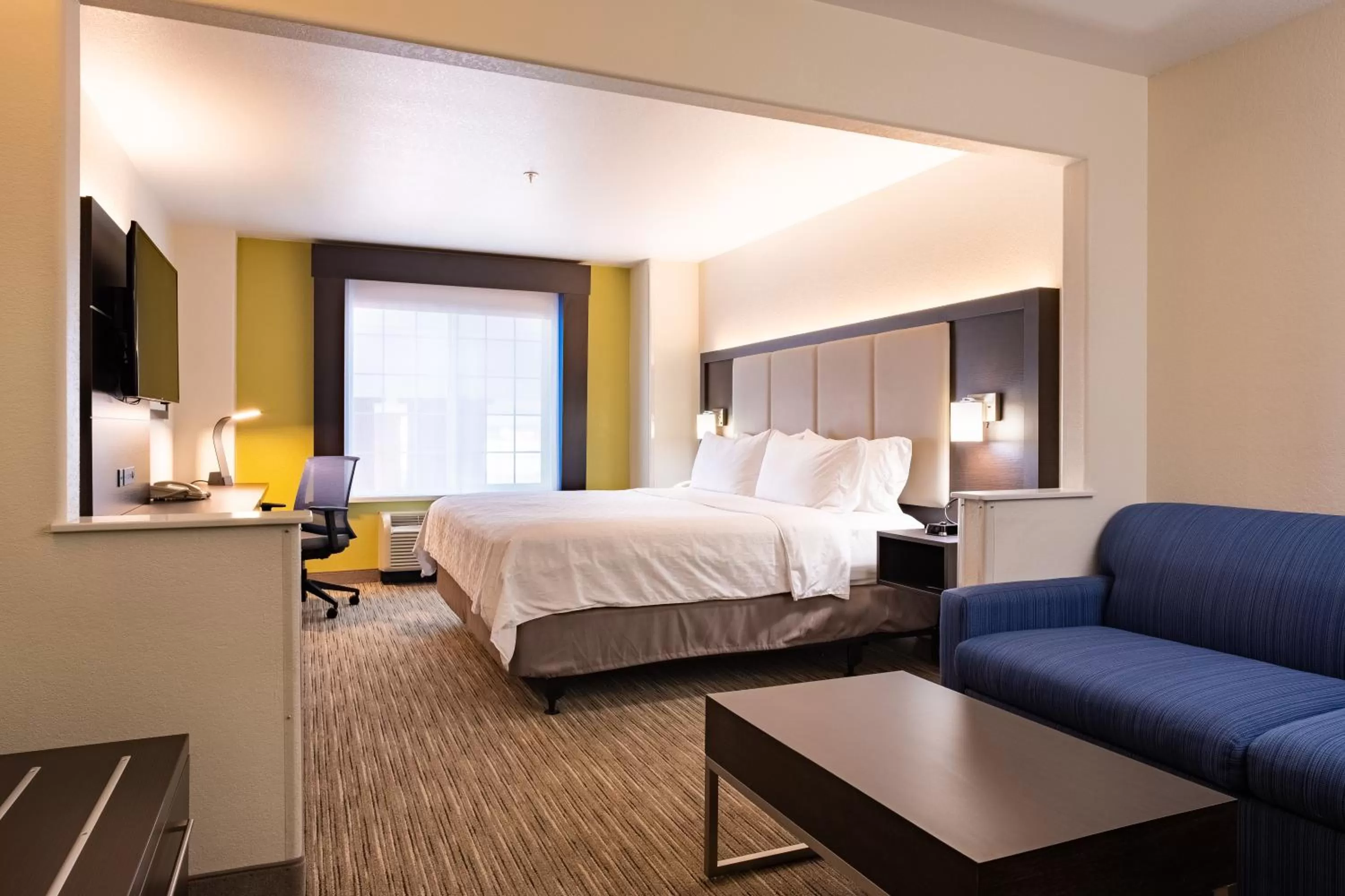 Bed in Holiday Inn Express Hotel & Suites Evanston by IHG