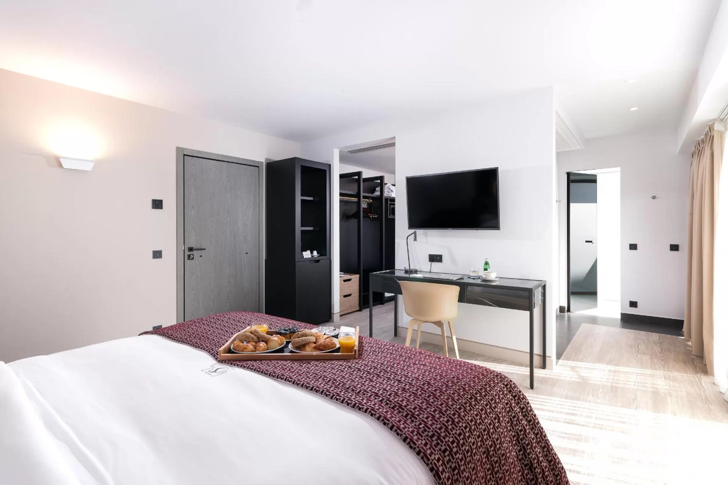 Photo of the whole room, Bed in S Hotel Boutique Thessaloniki