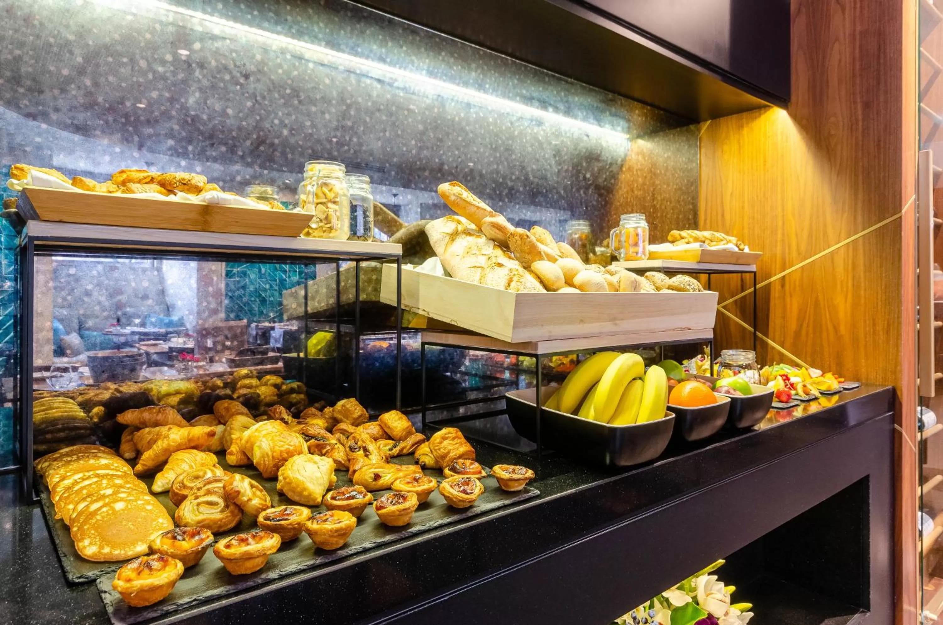 Buffet breakfast in Vincci Liberdade