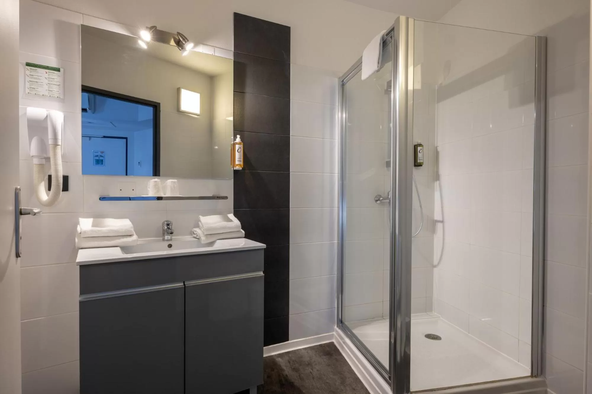 Bathroom in The Originals City, Hôtel Les Dômes, Perpignan Sud Saleilles