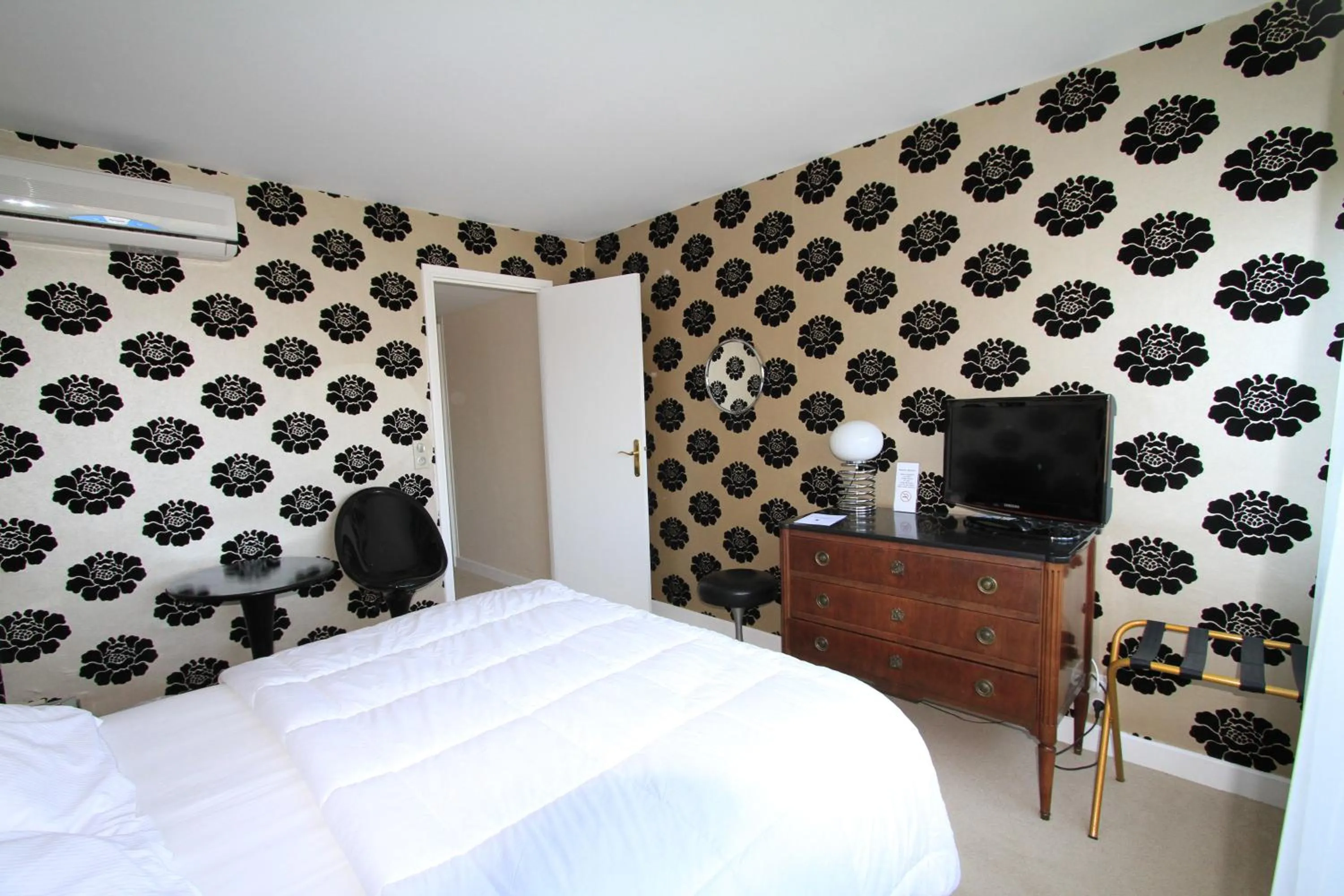 Photo of the whole room, Bed in Hostellerie Du Grand Saint Antoine