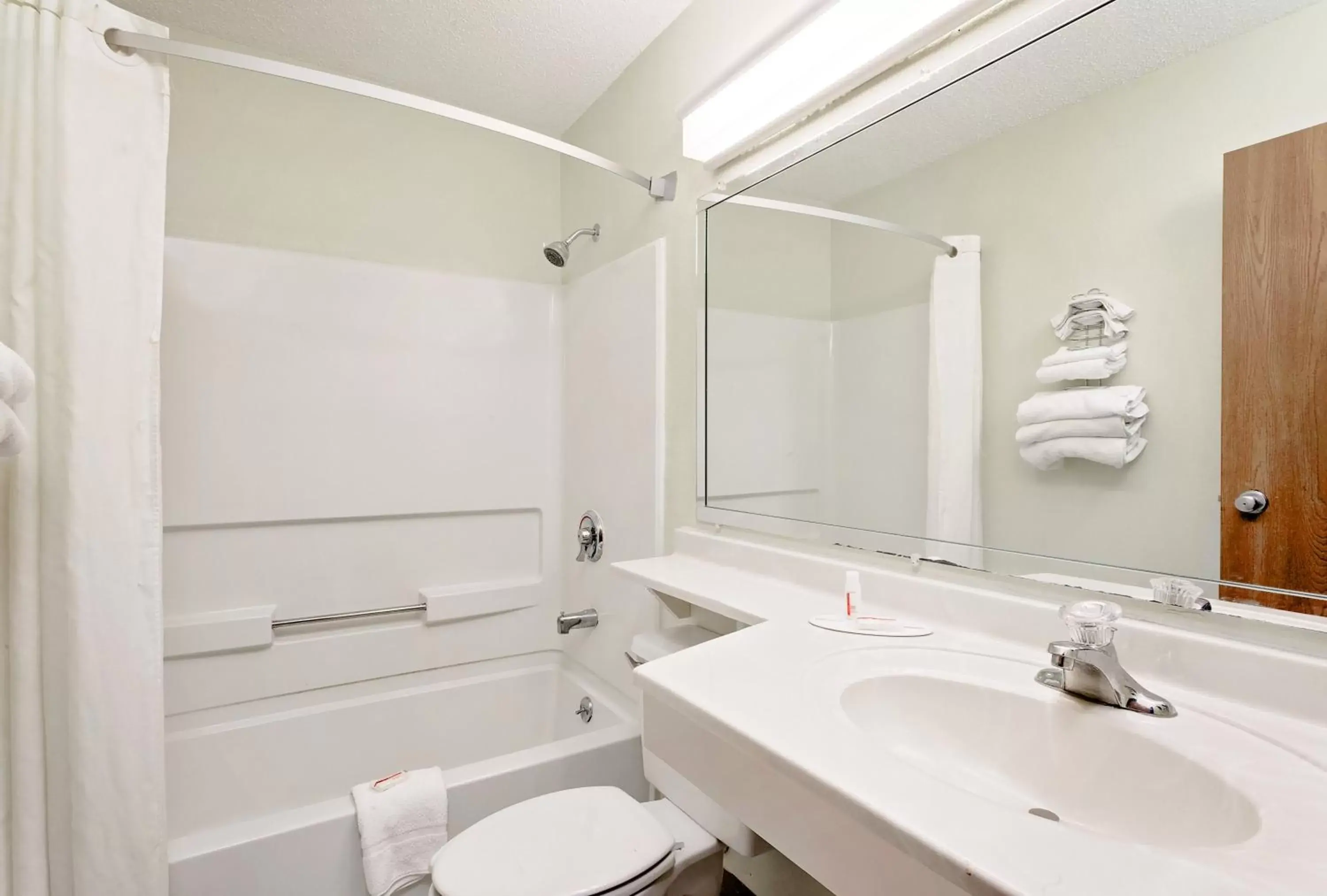 Queen Room - Non-Smoking in Super 8 by Wyndham Carlisle-South Queen Room - Non-Smoking in Super 8 by Wyndham Carlisle-South