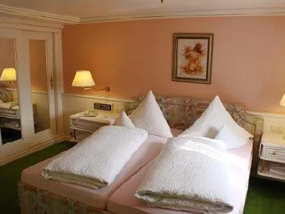 Bed in Schwarzwaldhotel Stollen