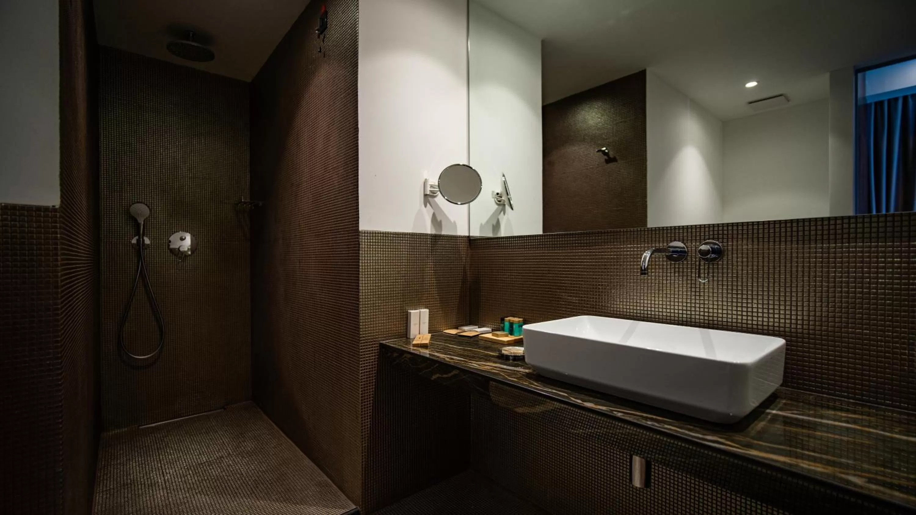 Shower in Bellevue Superior City Hotel