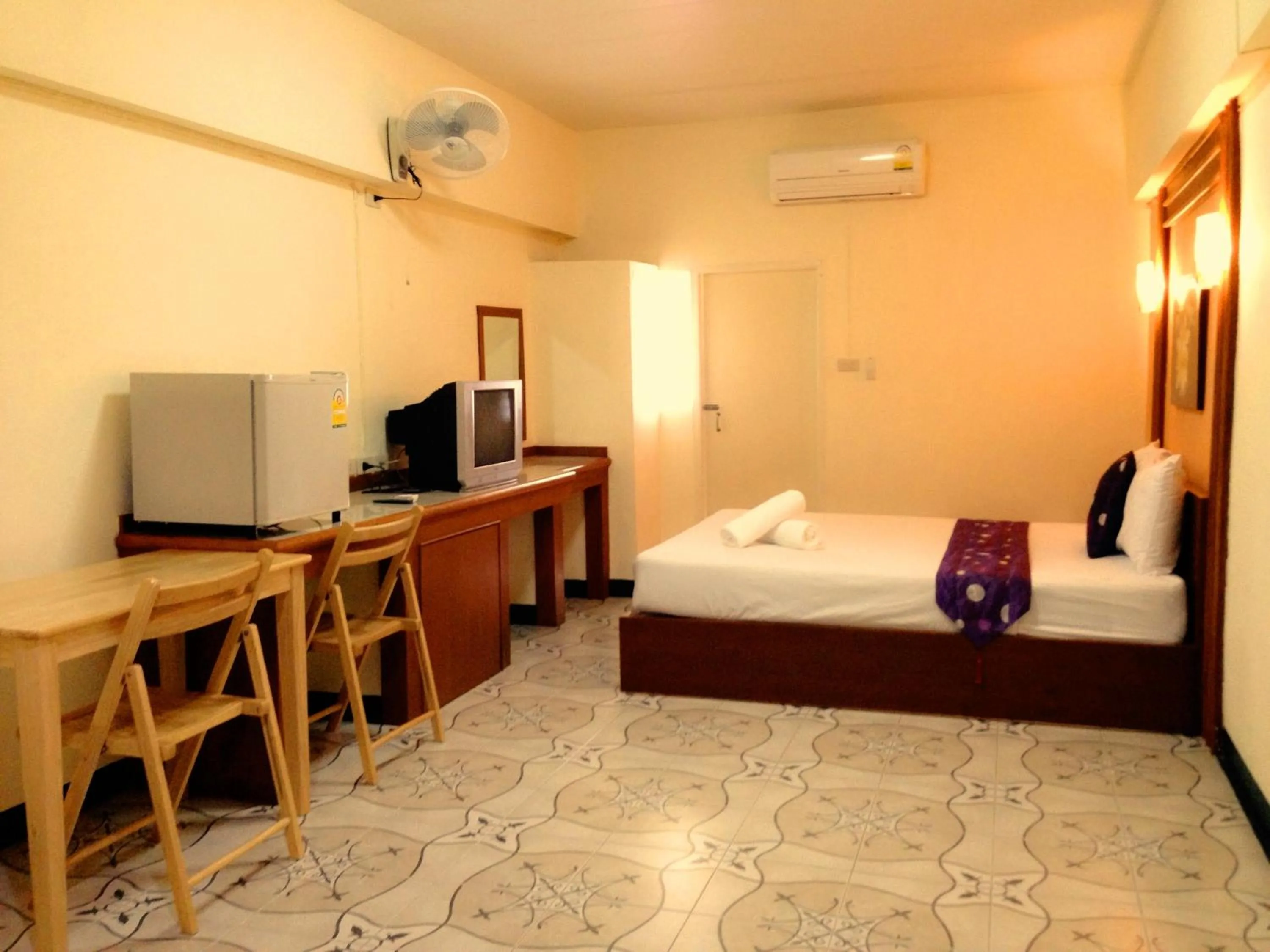 Photo of the whole room, Bed in Casa Narinya @ Suvarnabhumi Airport