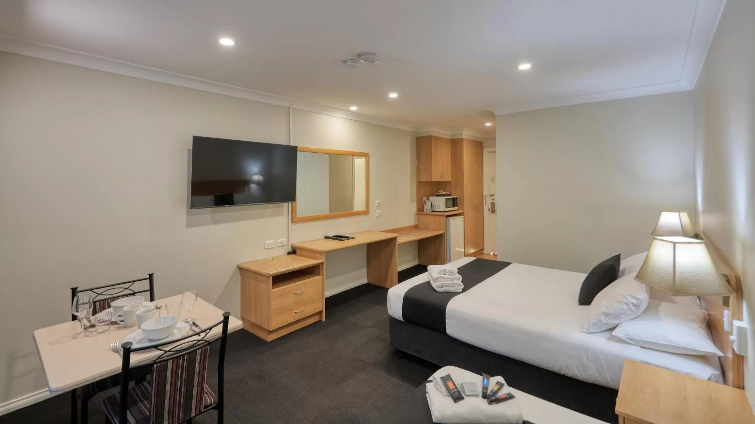 Deluxe Twin Room in Bushman's Motor Inn Deluxe Twin Room in Bushman's Motor Inn