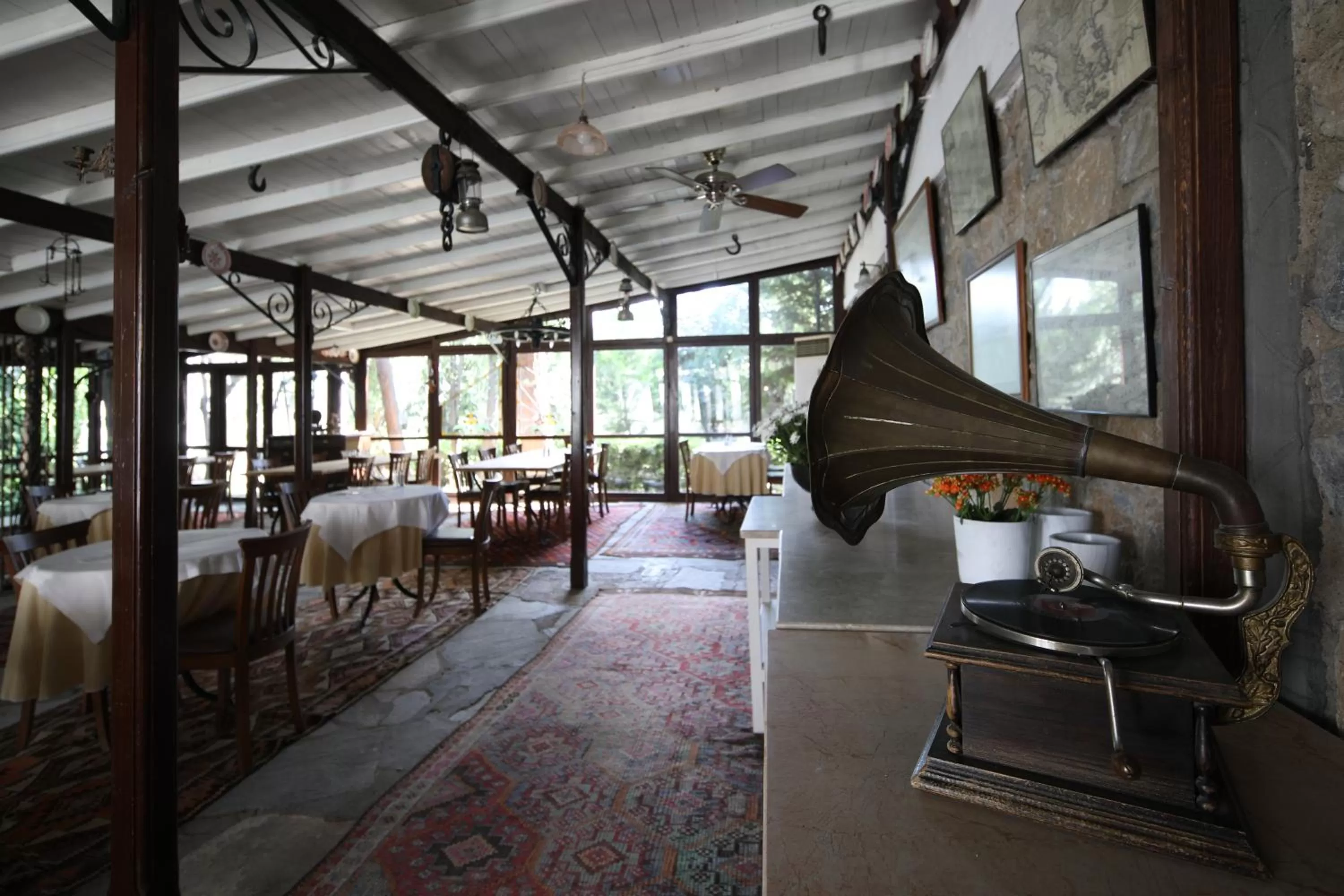 Restaurant/places to eat in Hotel Kalehan