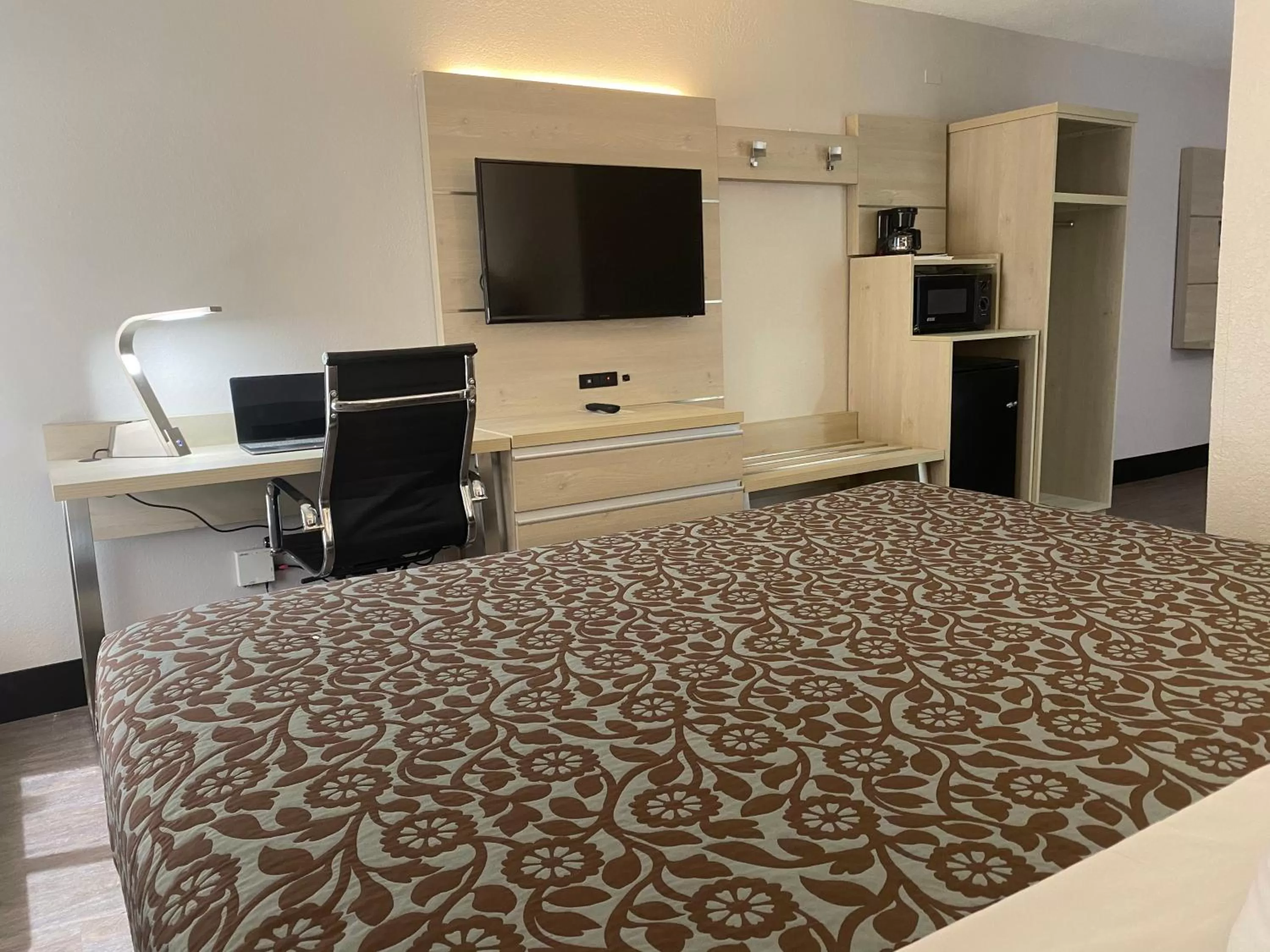 Bed in Days Inn & Suites by Wyndham Peachtree Corners Norcross