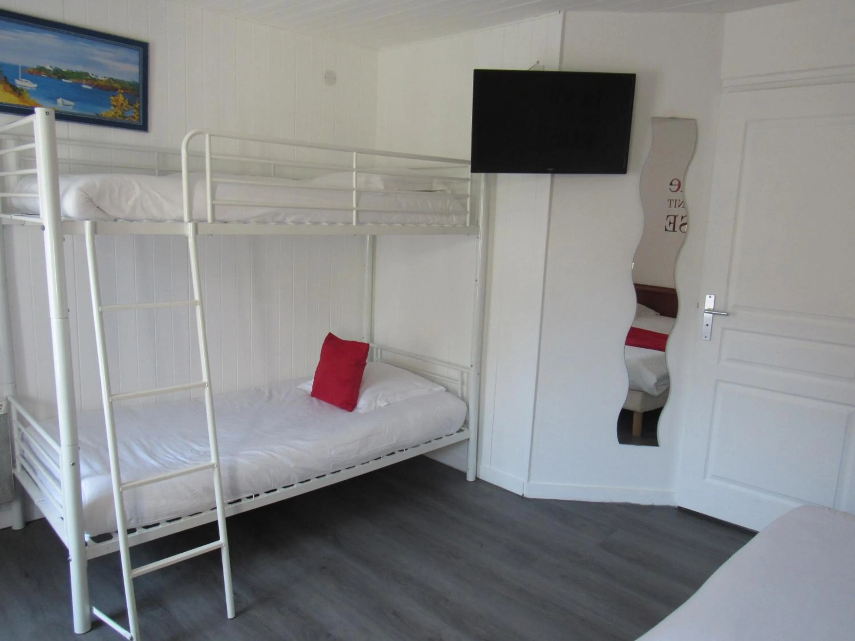 TV and multimedia, Bed in Citotel Les Sternes