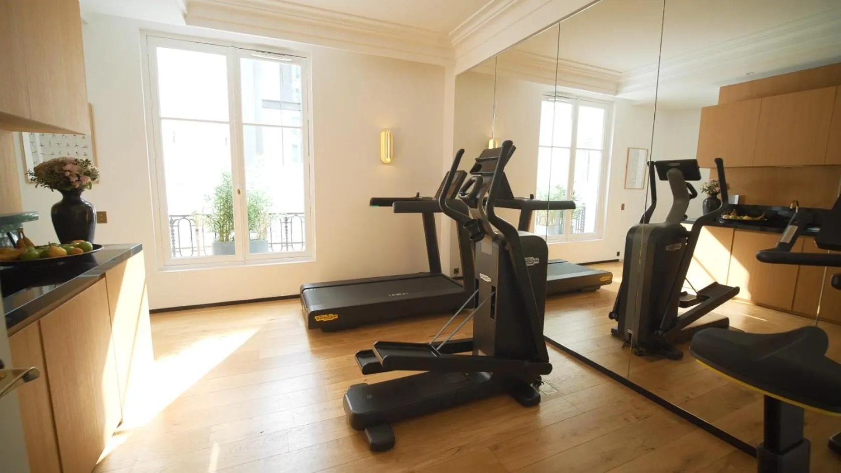 Fitness centre/facilities in Hôtel Vernet Champs Elysées Paris