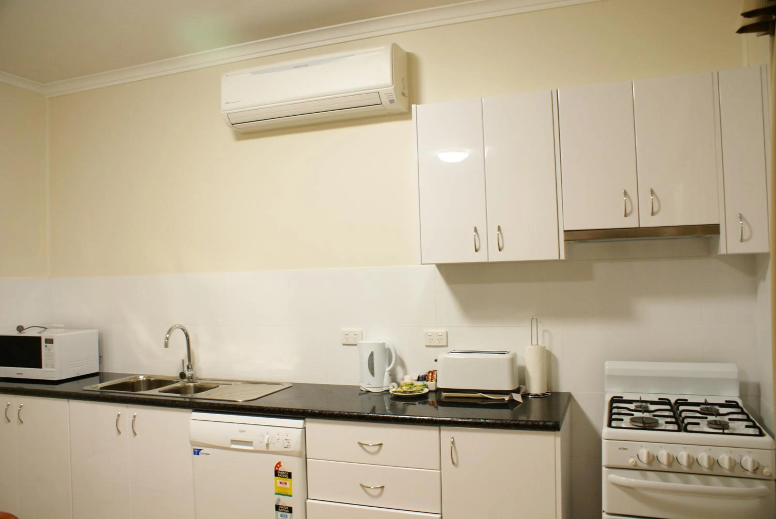 Kitchen or kitchenette in Country Lodge Motor Inn