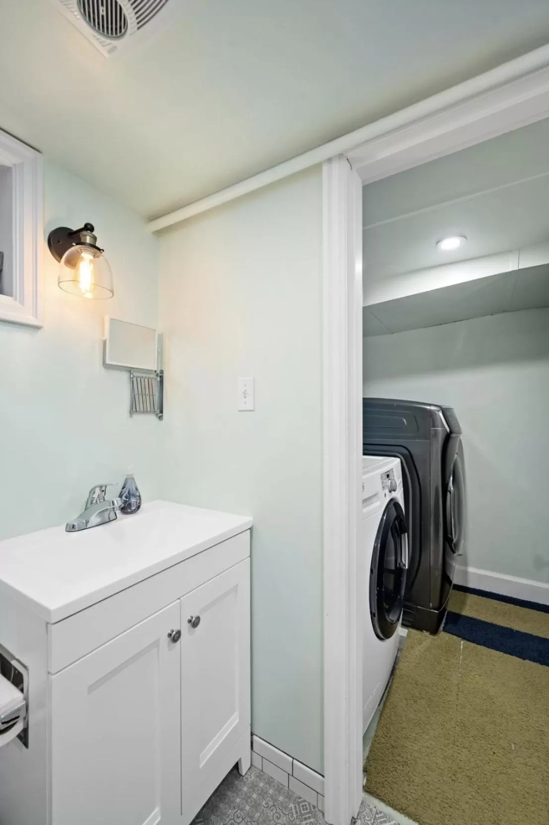 Shower in The Wesley Walla Walla