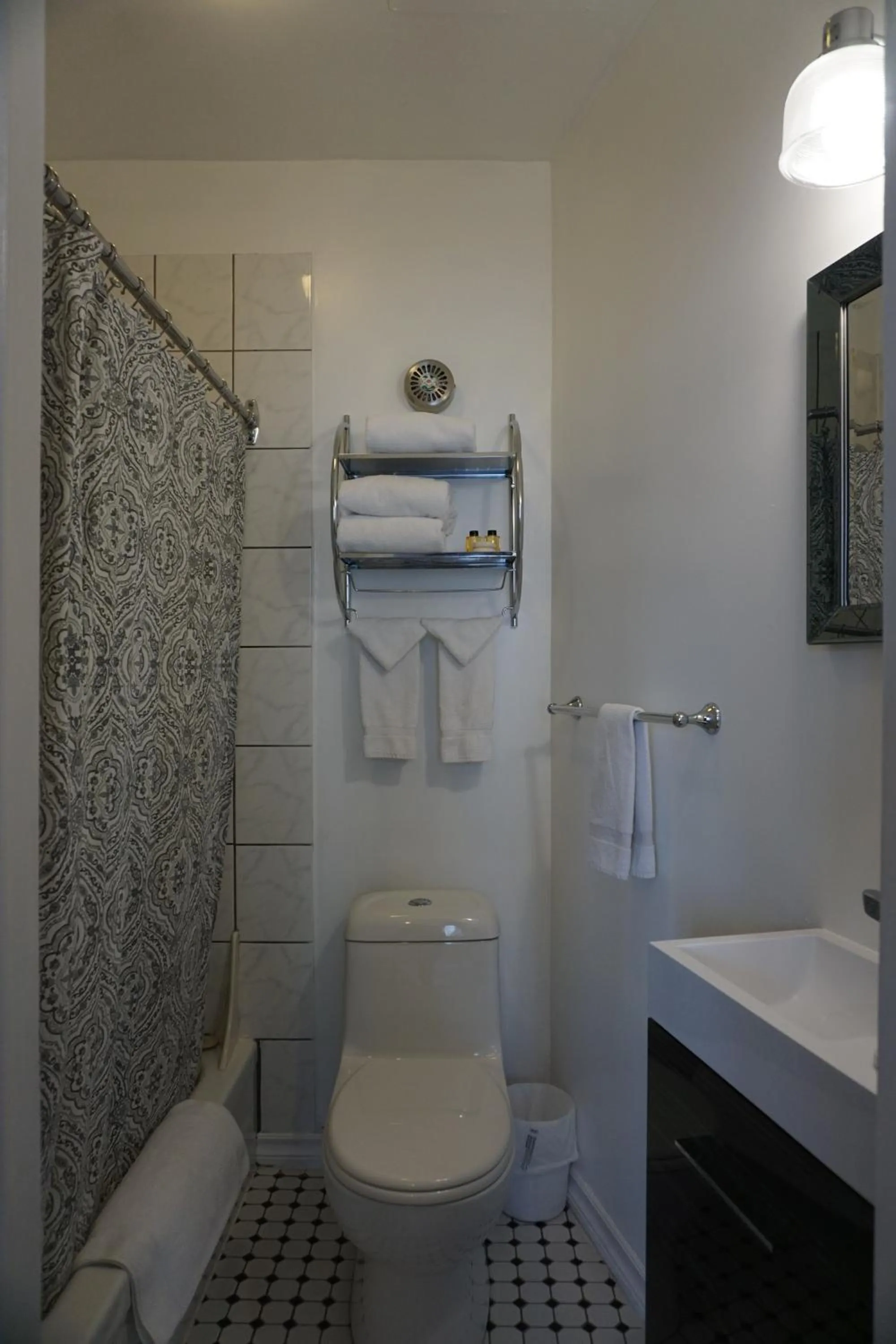 Toilet in Hôtel Marie-Rollet