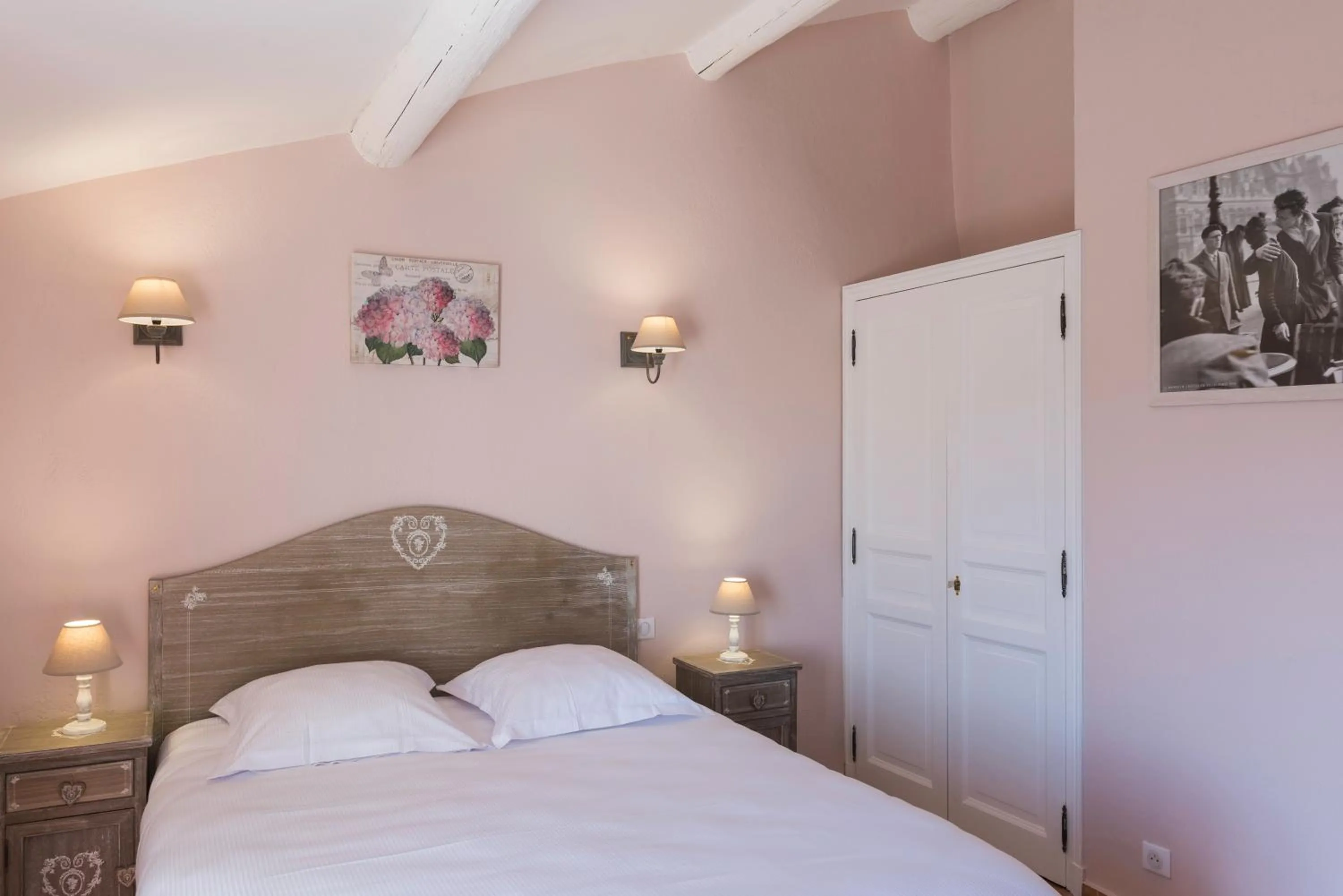 Bed in Mas des Romarins, The Originals Relais