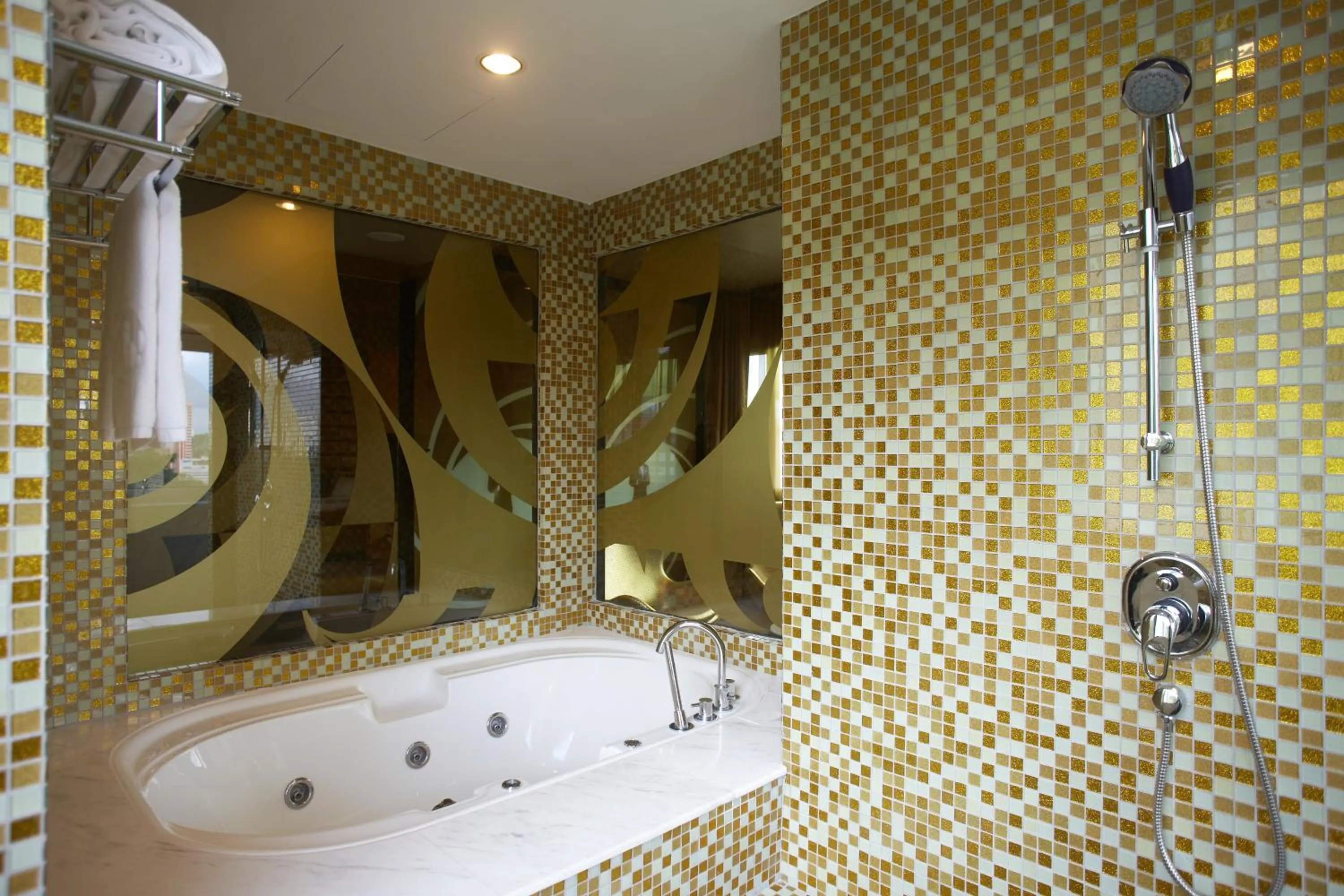 Shower in Hotel Re! @ Pearl's Hill