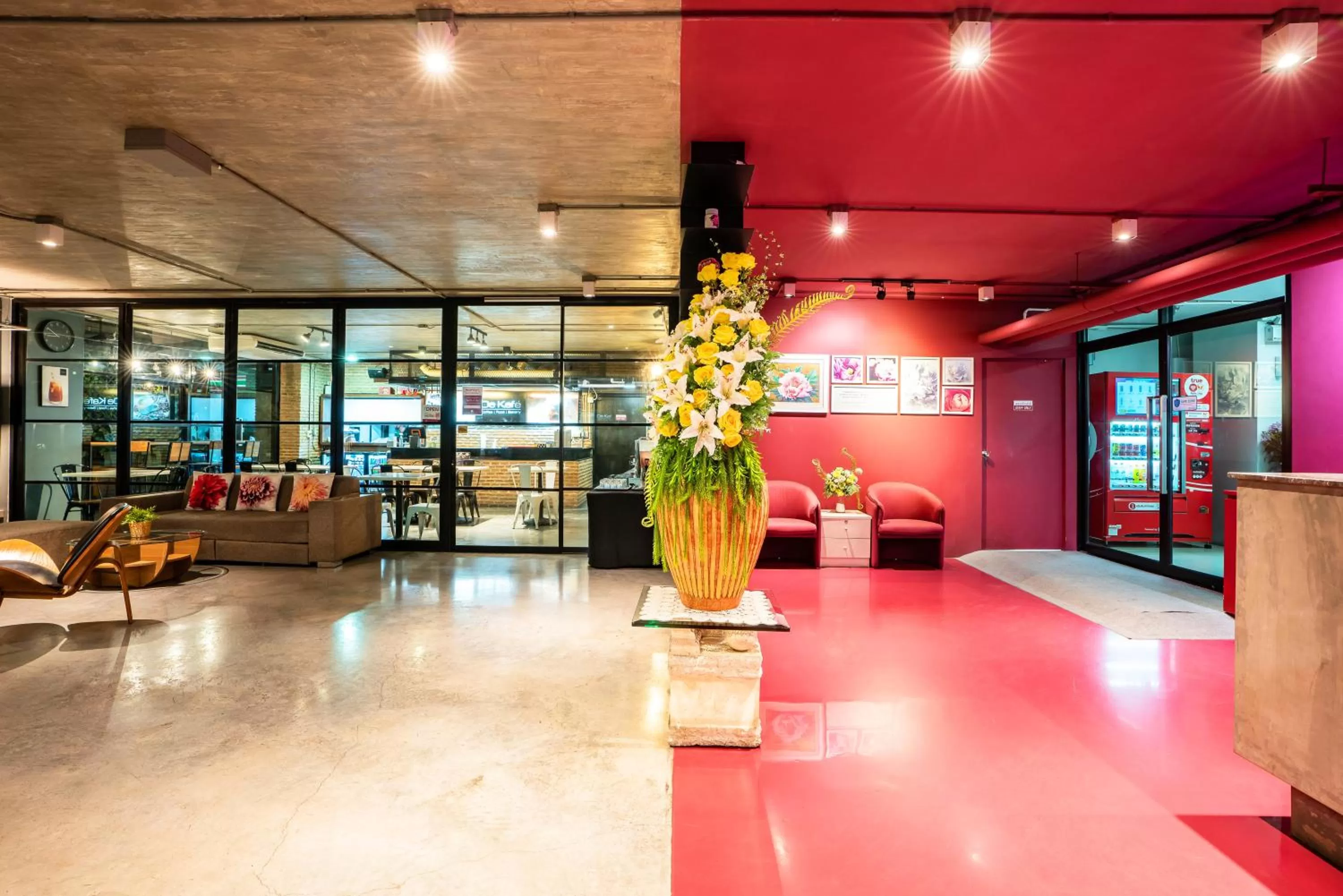 Lobby or reception in De Botan Srinakarin Hotel & Residence