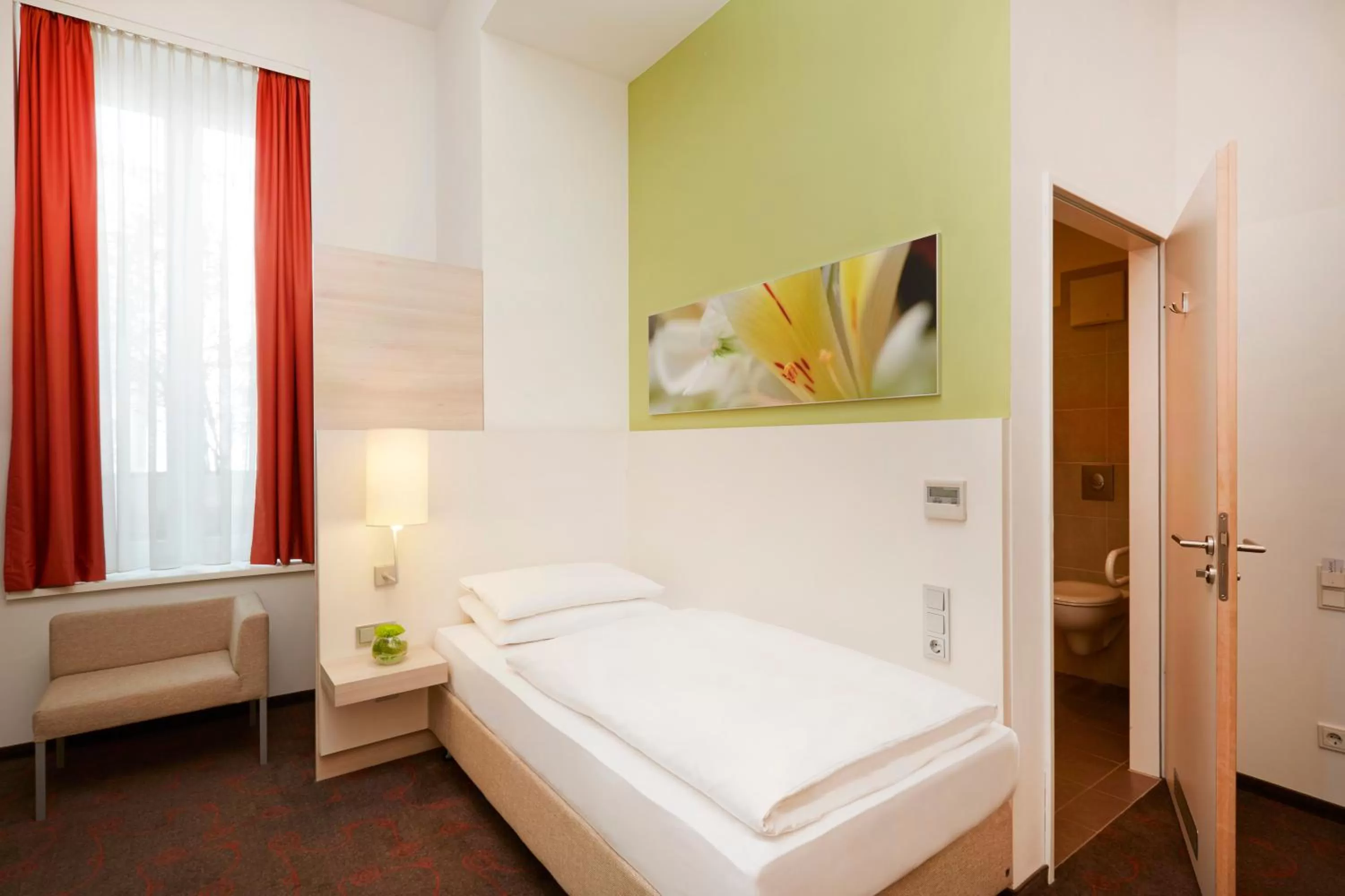 Photo of the whole room, Bed in H+ Hotel München