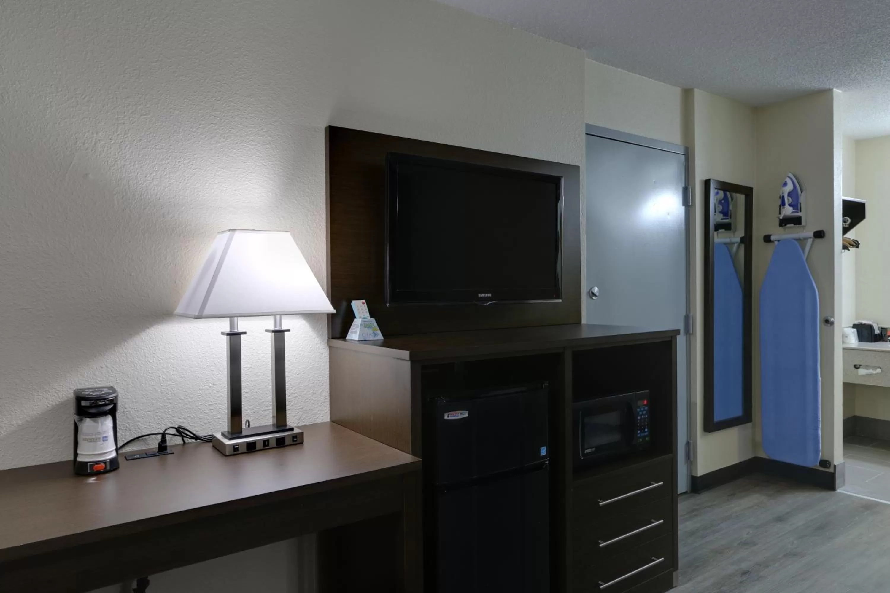 TV and multimedia, Bed in Baymont by Wyndham Ridgeland I-95