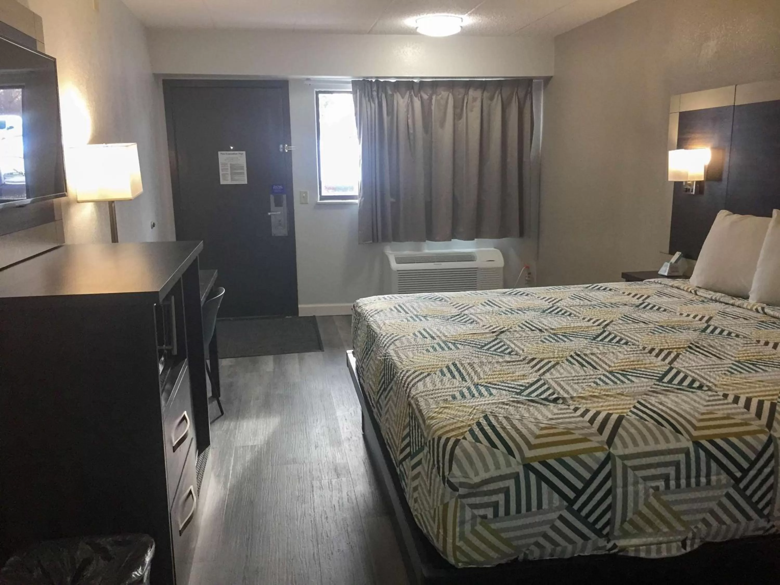 Photo of the whole room, Bed in Motel 6-Burnsville, MN