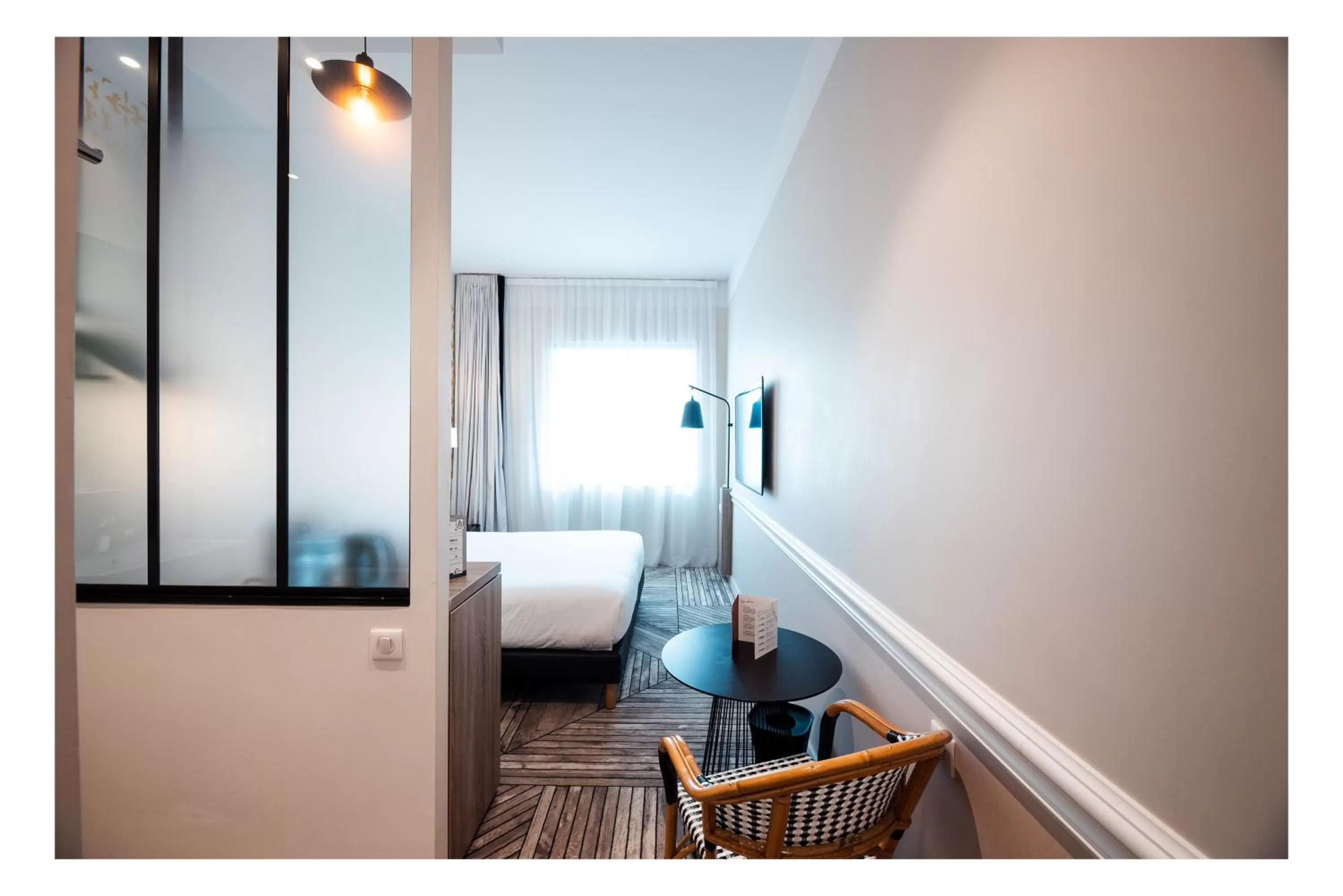 Bedroom in The Originals Boutique, Hôtel Maison Montmartre Paris Les Puces